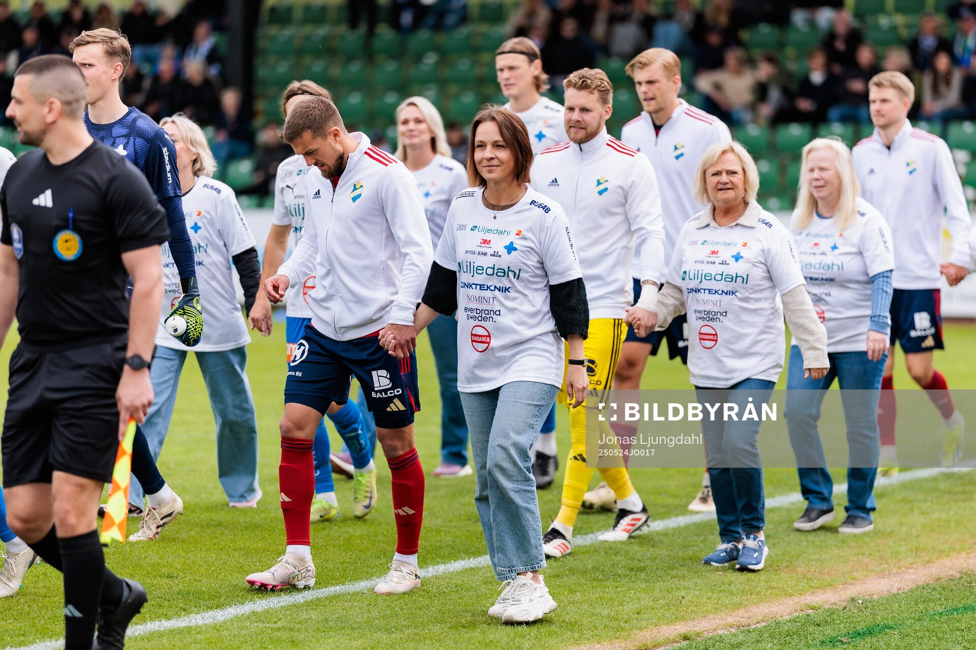 Östers spelare inför fotbollsmatchen i Allsvenskan mellan Värnamo och Öster den 24 maj 2025 i Värnamo. 