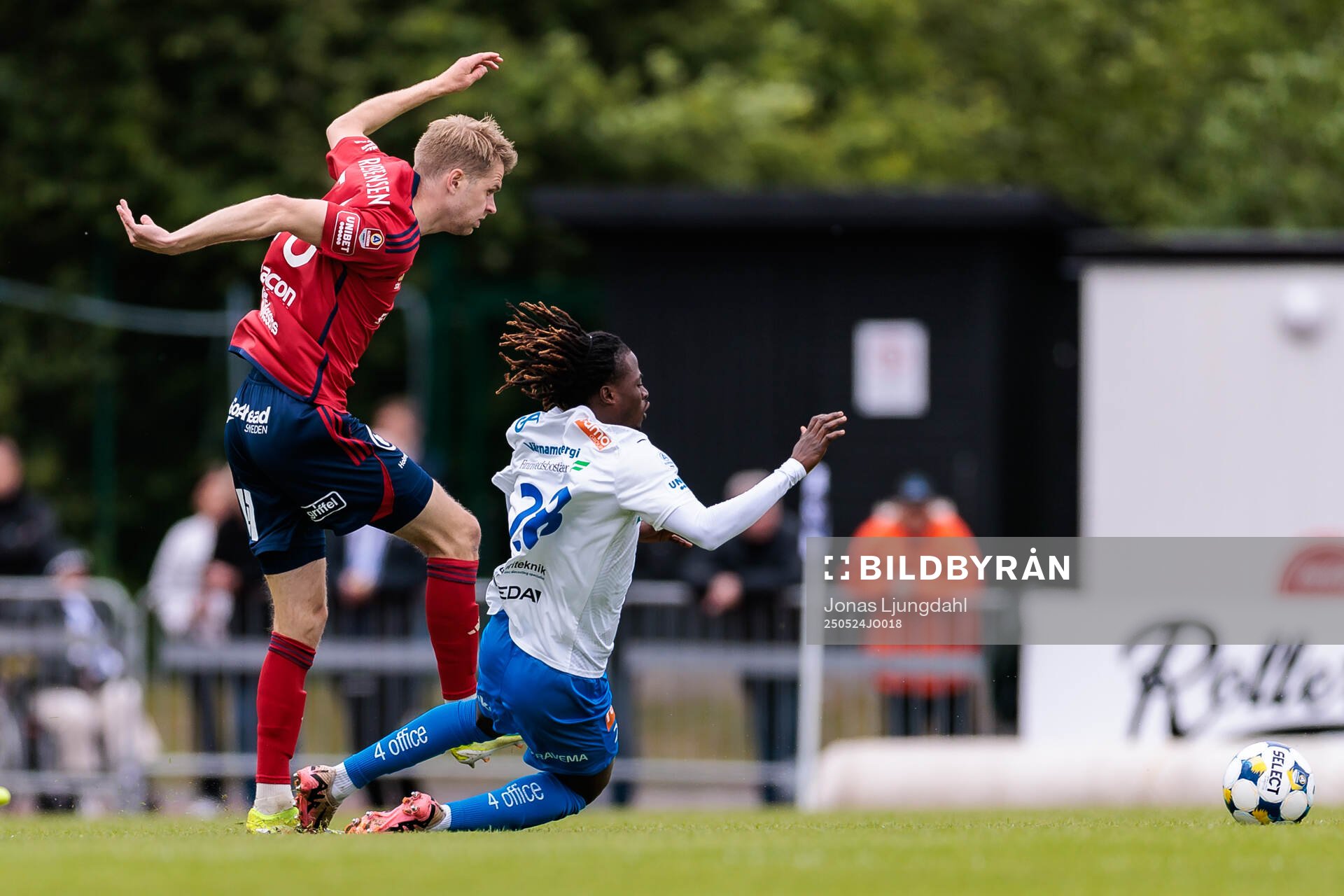Östers Magnus Christensen och Värnamos Frank Junior Agyei under fotbollsmatchen i Allsvenskan mellan Värnamo och Öster den 24 maj 2025 i Värnamo.