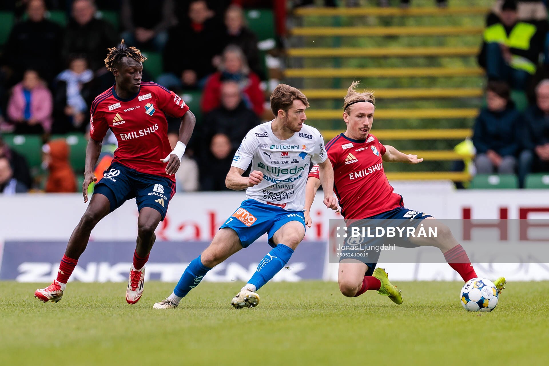Värnamos Carl Johansson mot Östers Youssoupha Sanyang och David Seger under fotbollsmatchen i Allsvenskan mellan Värnamo och Öster den 24 maj 2025 i Värnamo.
