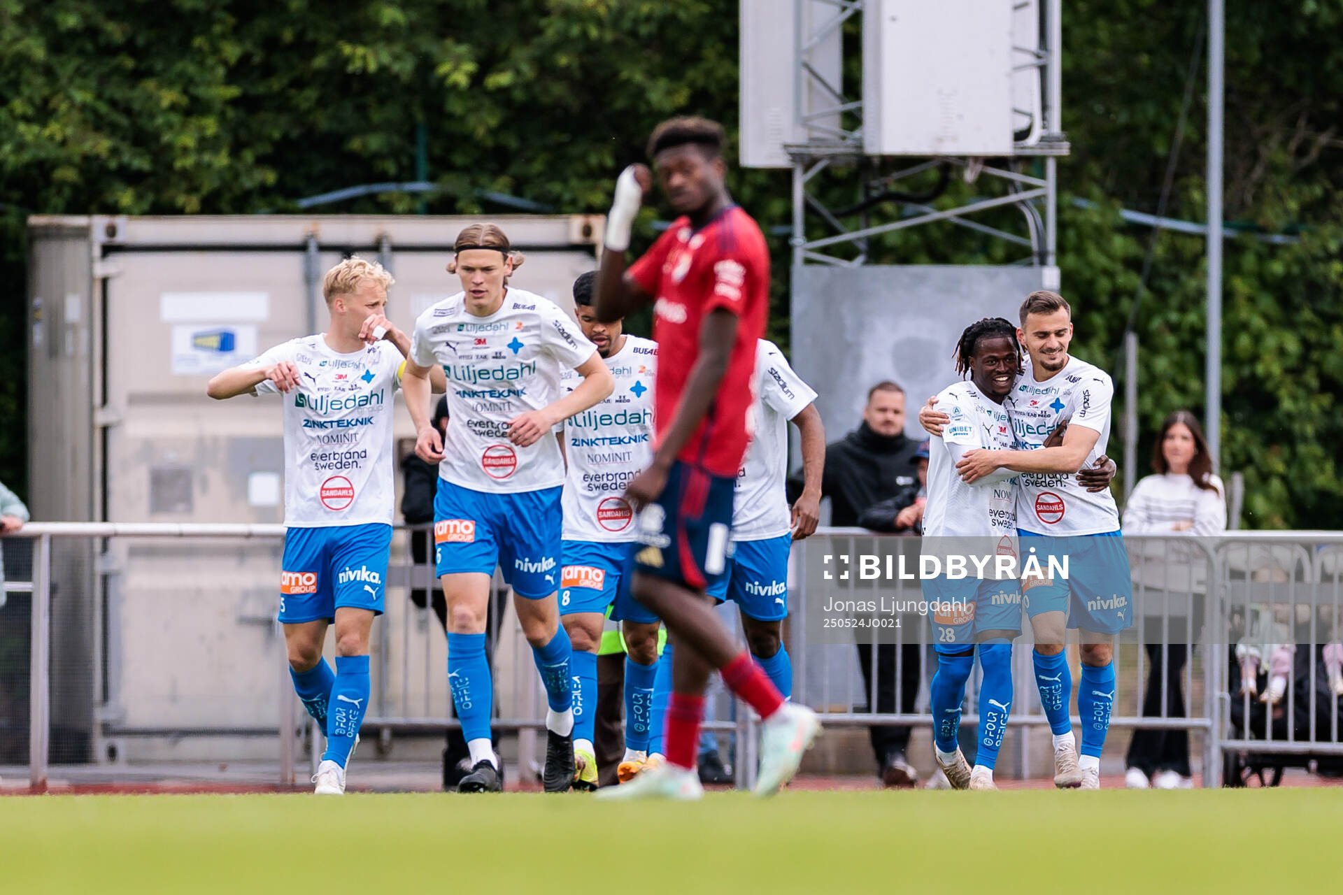 Värnamos Frank Junior Agyei och Ajdin Zeljkovic jublar efter 1-0 under fotbollsmatchen i Allsvenskan mellan Värnamo och Öster den 24 maj 2025 i Värnamo.