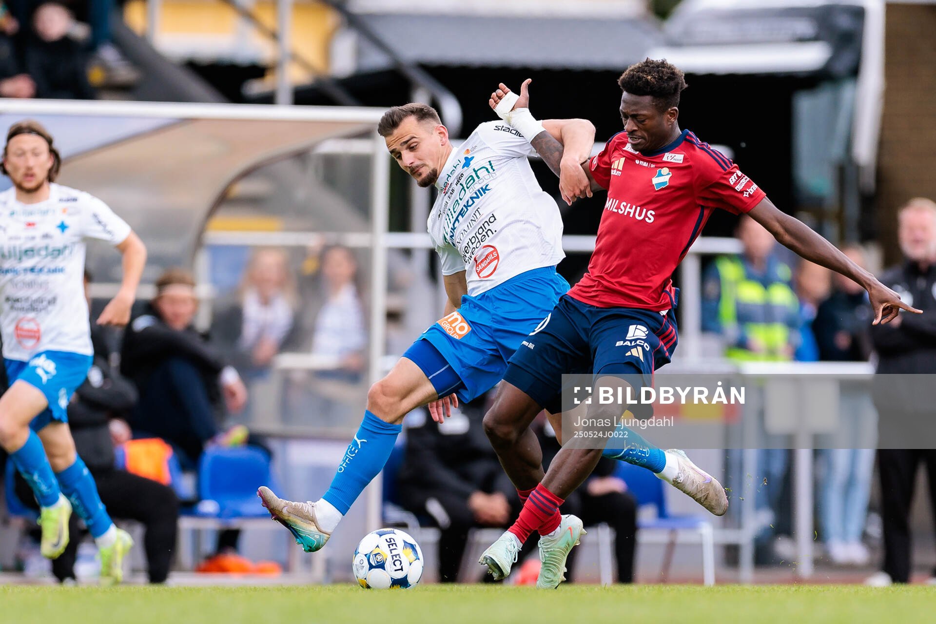 Värnamos Ajdin Zeljkovic och Östers Kingsley Gyamfi under fotbollsmatchen i Allsvenskan mellan Värnamo och Öster den 24 maj 2025 i Värnamo. 