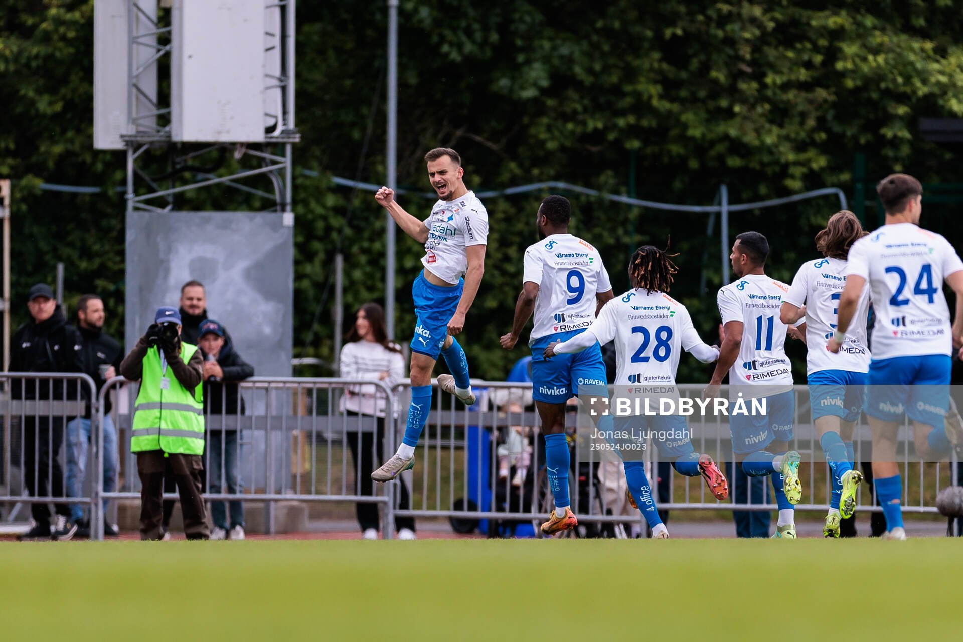 Värnamos Ajdin Zeljkovic jublar efter 1-0 under fotbollsmatchen i Allsvenskan mellan Värnamo och Öster den 24 maj 2025 i Värnamo. 