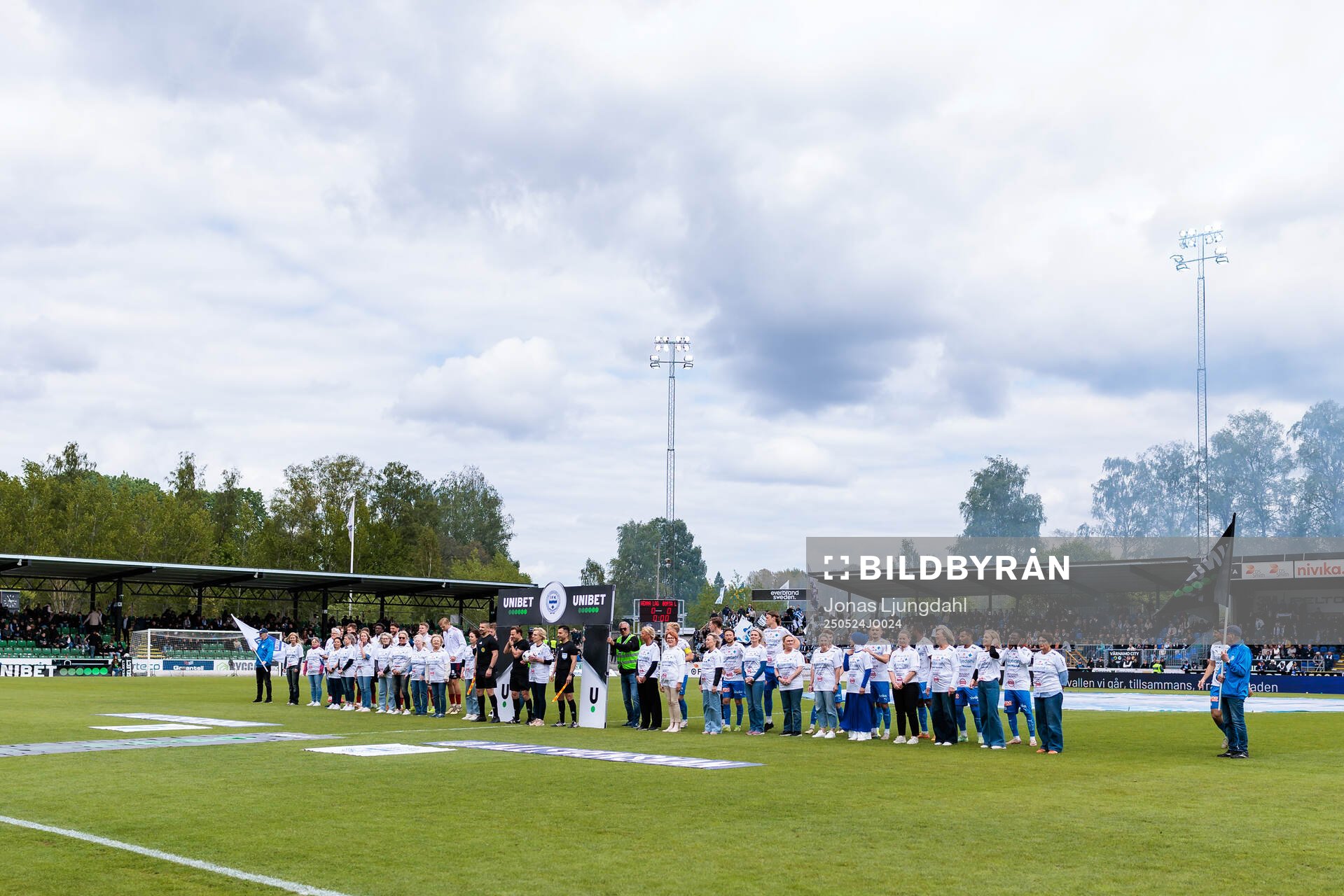 Värnamos och Östers spelare inför fotbollsmatchen i Allsvenskan mellan Värnamo och Öster den 24 maj 2025 i Värnamo. 