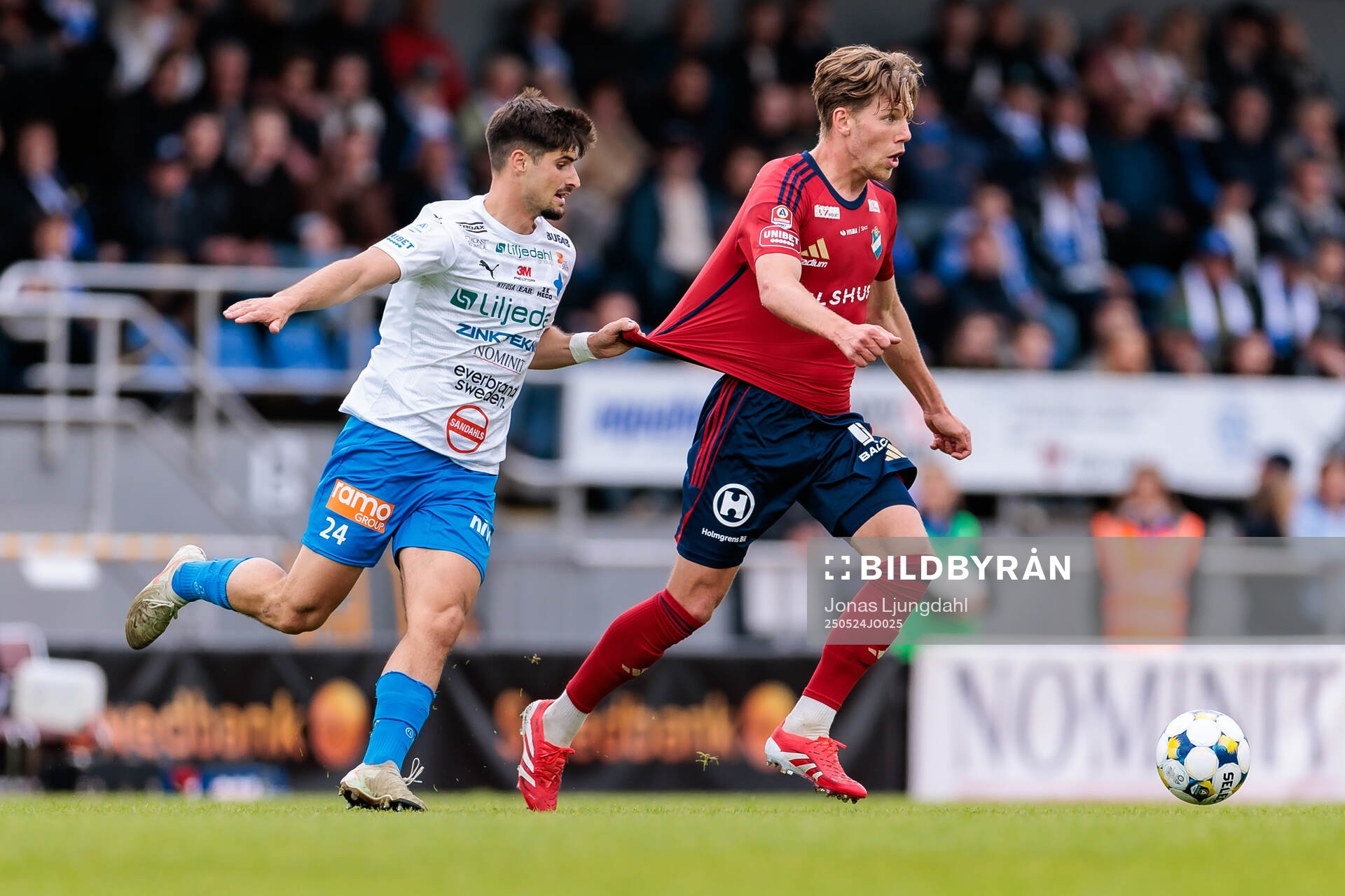 Värnamos Emin Grozdanic och Östers Noah Söderberg under fotbollsmatchen i Allsvenskan mellan Värnamo och Öster den 24 maj 2025 i Värnamo. 