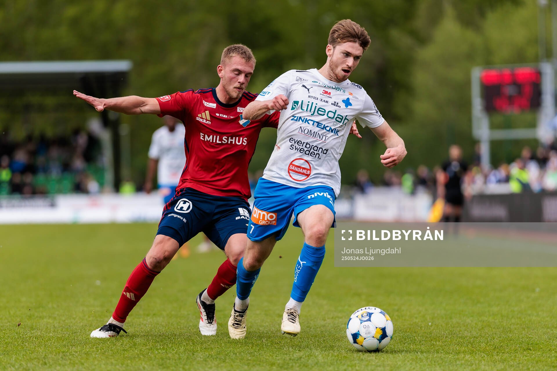 Östers Dennis Olsson och Värnamos Carl Johansson under fotbollsmatchen i Allsvenskan mellan Värnamo och Öster den 24 maj 2025 i Värnamo. 