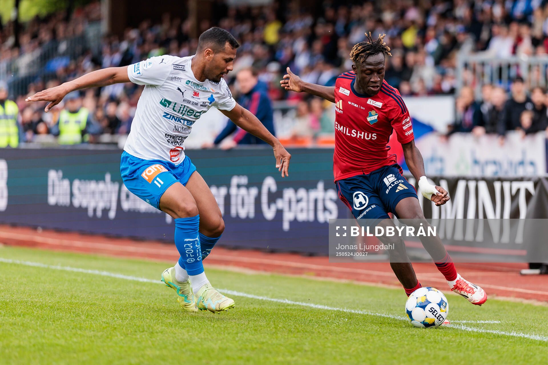 Värnamos Wenderson Oliveira do Nascimento och Östers Youssoupha Sanyang under fotbollsmatchen i Allsvenskan mellan Värnamo och Öster den 24 maj 2025 i Värnamo.