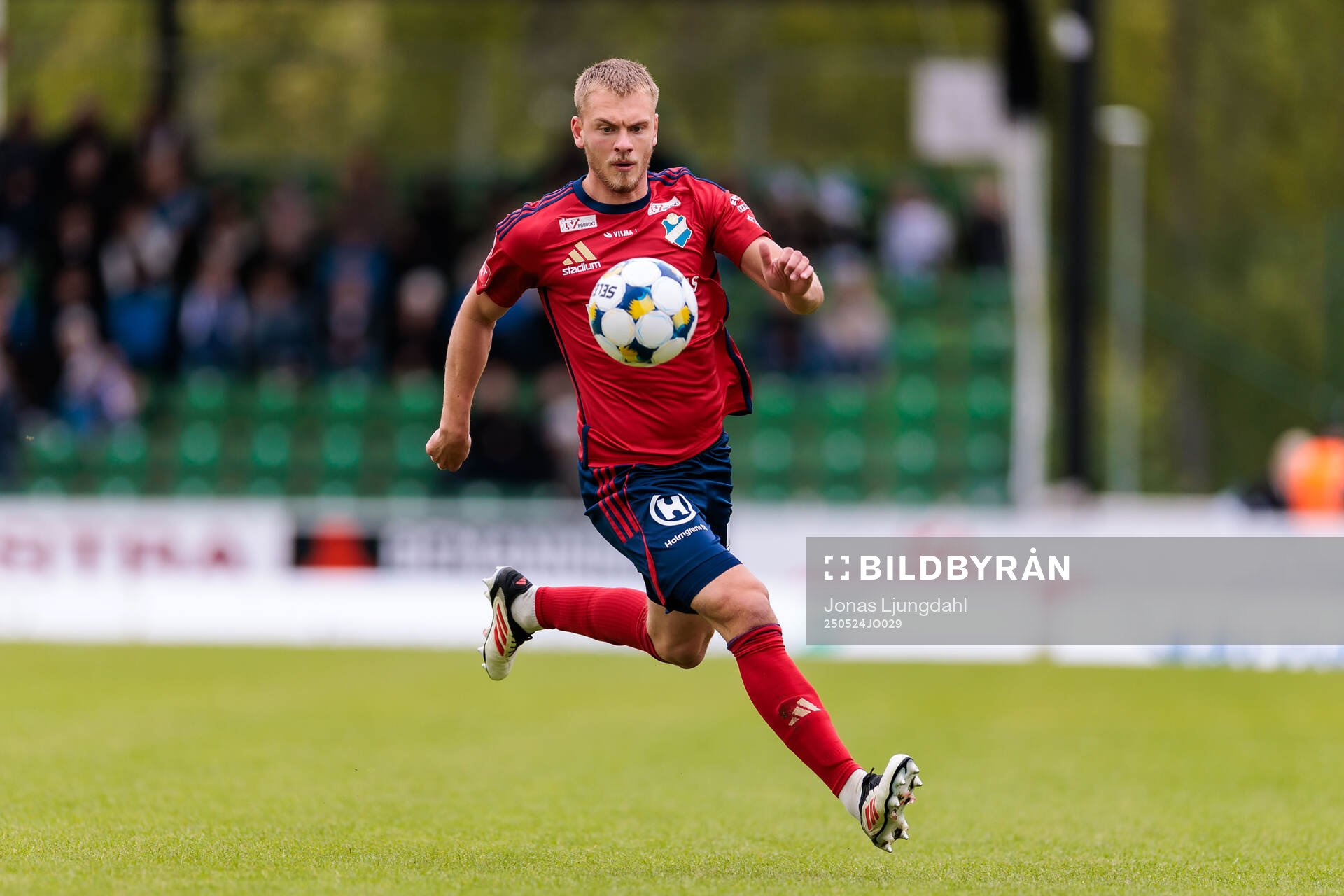 Östers Dennis Olsson under fotbollsmatchen i Allsvenskan mellan Värnamo och Öster den 24 maj 2025 i Värnamo. 