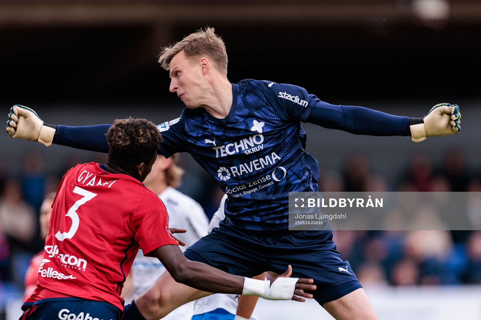 Östers Kingsley Gyamfi och Värnamos målvakt Hugo Keto under fotbollsmatchen i Allsvenskan mellan Värnamo och Öster den 24 maj 2025 i Värnamo.