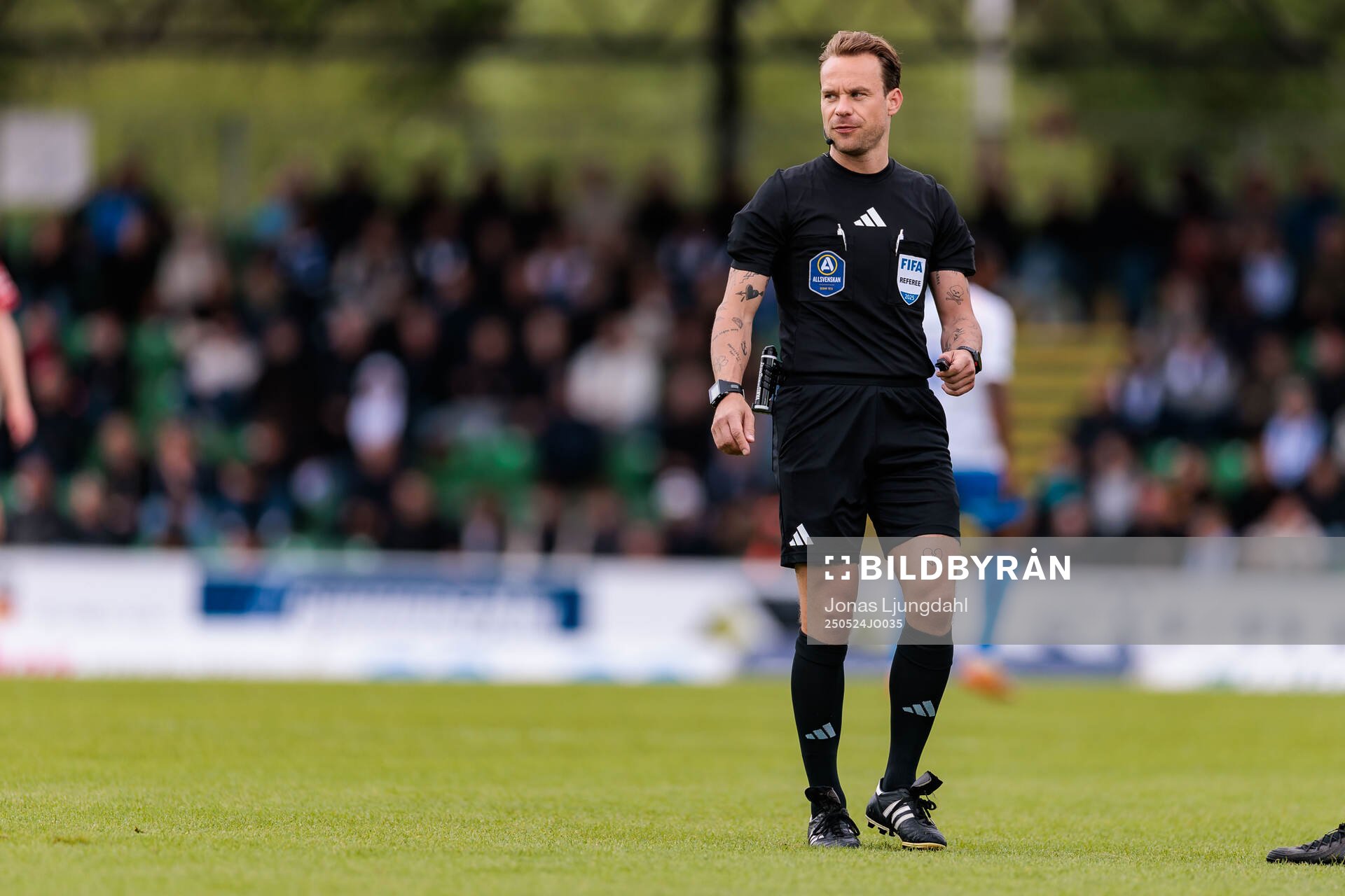 Domare Kristoffer Karlsson under fotbollsmatchen i Allsvenskan mellan Värnamo och Öster den 24 maj 2025 i Värnamo. 
