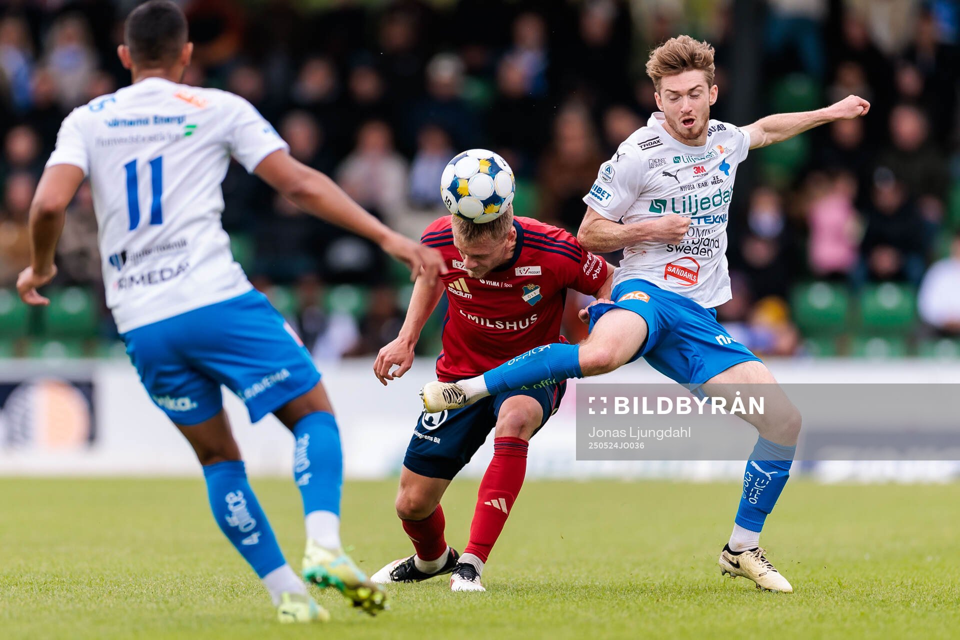 Östers Dennis Olsson och Värnamos Carl Johansson under fotbollsmatchen i Allsvenskan mellan Värnamo och Öster den 24 maj 2025 i Värnamo. 