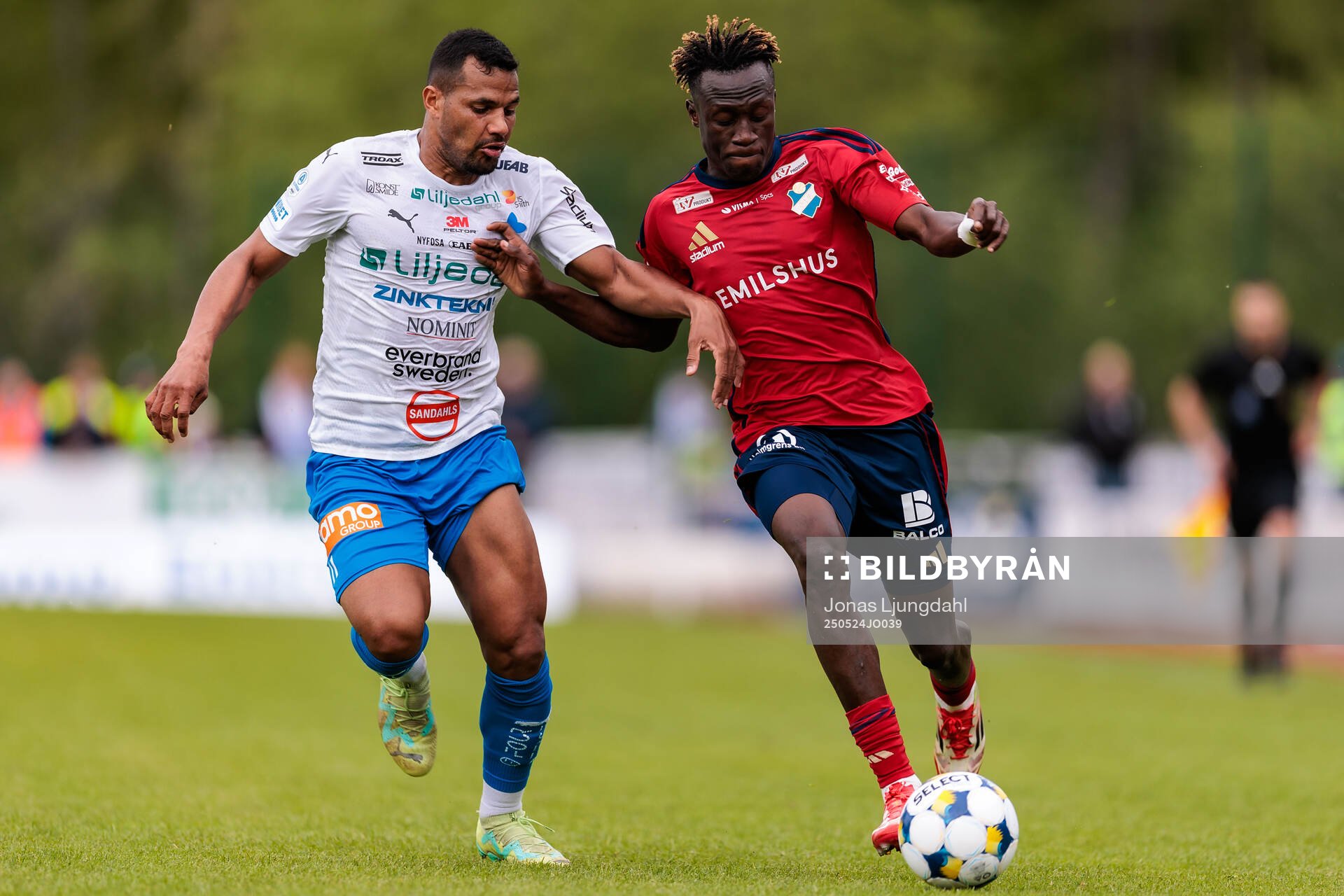 Värnamos Wenderson Oliveira do Nascimento och Östers Youssoupha Sanyang under fotbollsmatchen i Allsvenskan mellan Värnamo och Öster den 24 maj 2025 i Värnamo.