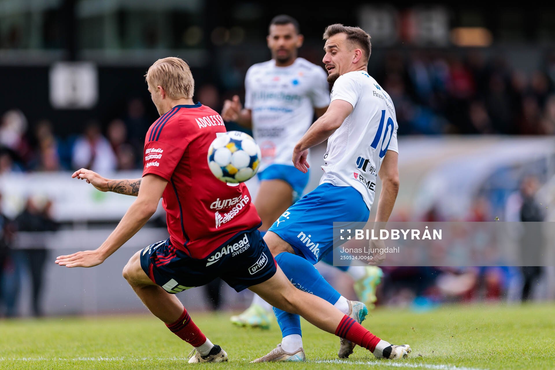 Östers Mattis Adolfsson och Värnamos Ajdin Zeljkovic under fotbollsmatchen i Allsvenskan mellan Värnamo och Öster den 24 maj 2025 i Värnamo.