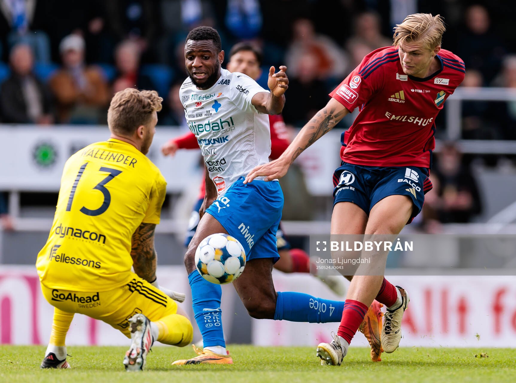 Värnamos Luke Le Roux och Östers Robin Wallinder och Mattis Adolfsson under fotbollsmatchen i Allsvenskan mellan Värnamo och Öster den 24 maj 2025 i Värnamo.