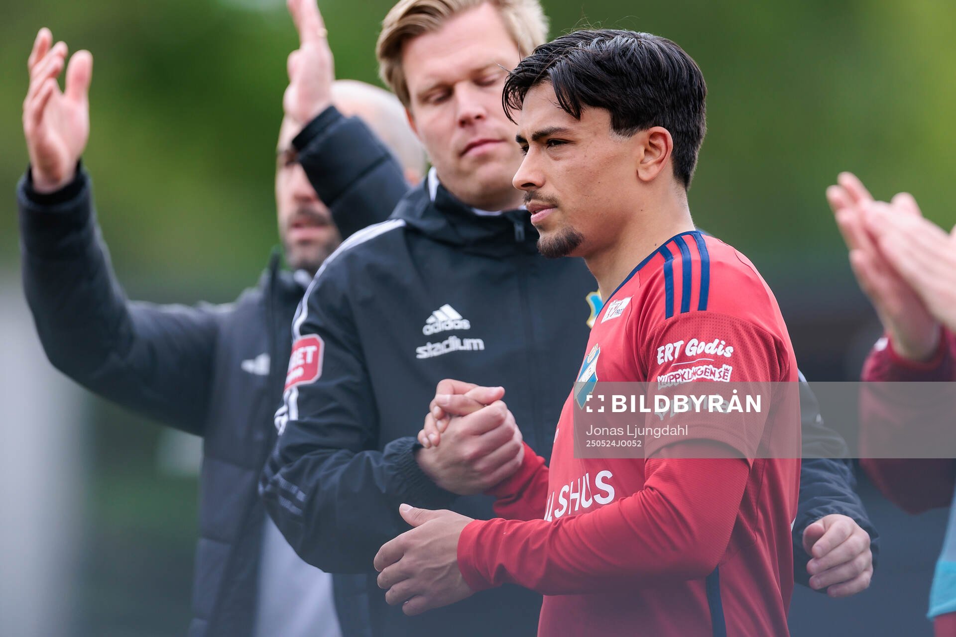 Östers Lukas Bergquist jublar efter fotbollsmatchen i Allsvenskan mellan Värnamo och Öster den 24 maj 2025 i Värnamo. 