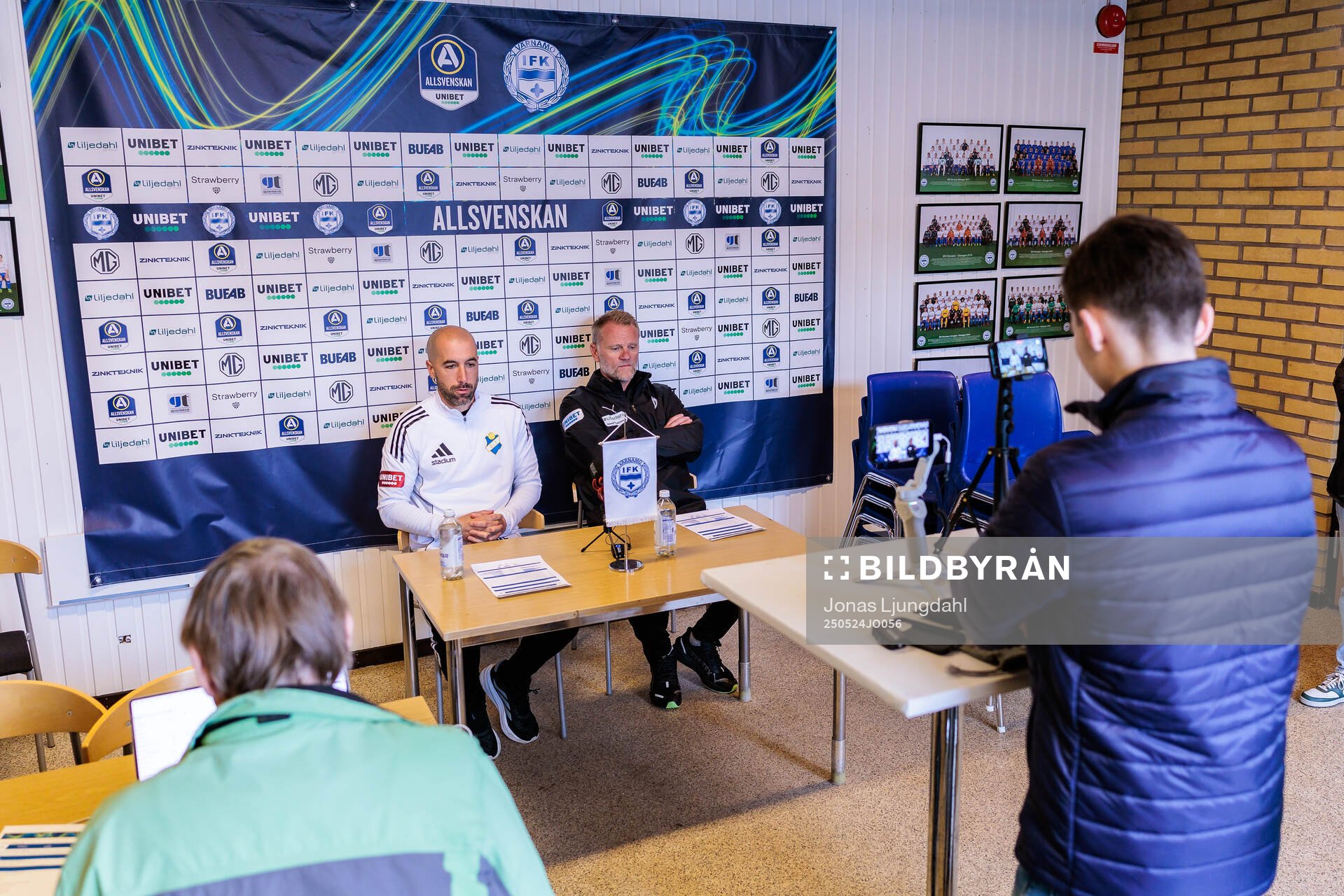 Östers tränare Martin Foyston och Värnamos tränare Arne Sandstö på presskonferens efter fotbollsmatchen i Allsvenskan mellan Värnamo och Öster den 24 maj 2025 i Värnamo.