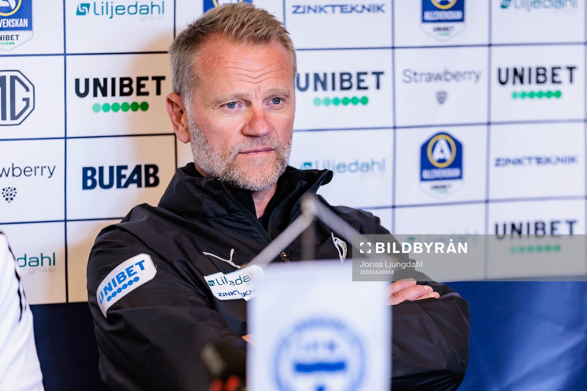 Värnamos tränare Arne Sandstö på presskonferens efter fotbollsmatchen i Allsvenskan mellan Värnamo och Öster den 24 maj 2025 i Värnamo. 