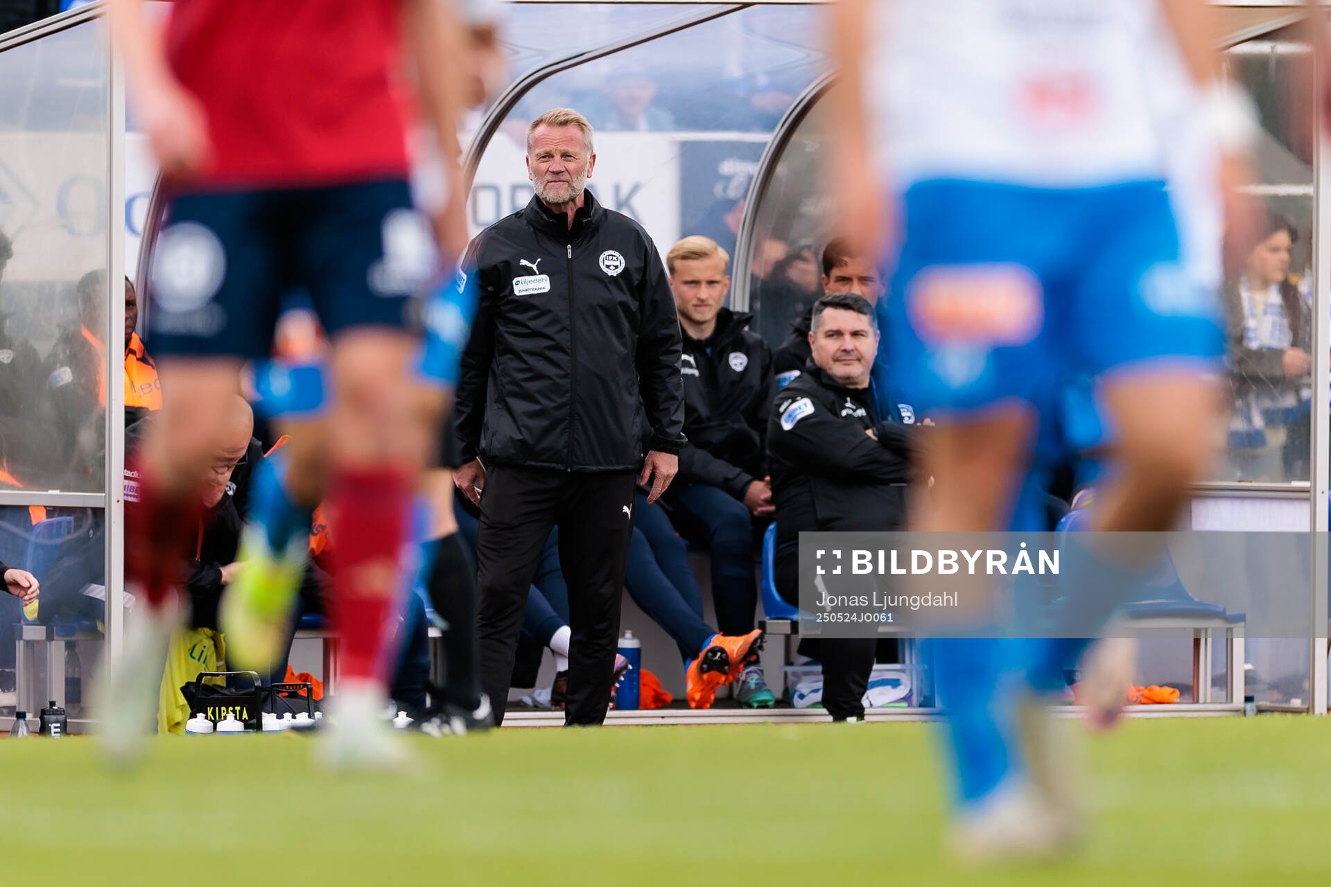 Värnamos tränare Arne Sandstö under fotbollsmatchen i Allsvenskan mellan Värnamo och Öster den 24 maj 2025 i Värnamo. 