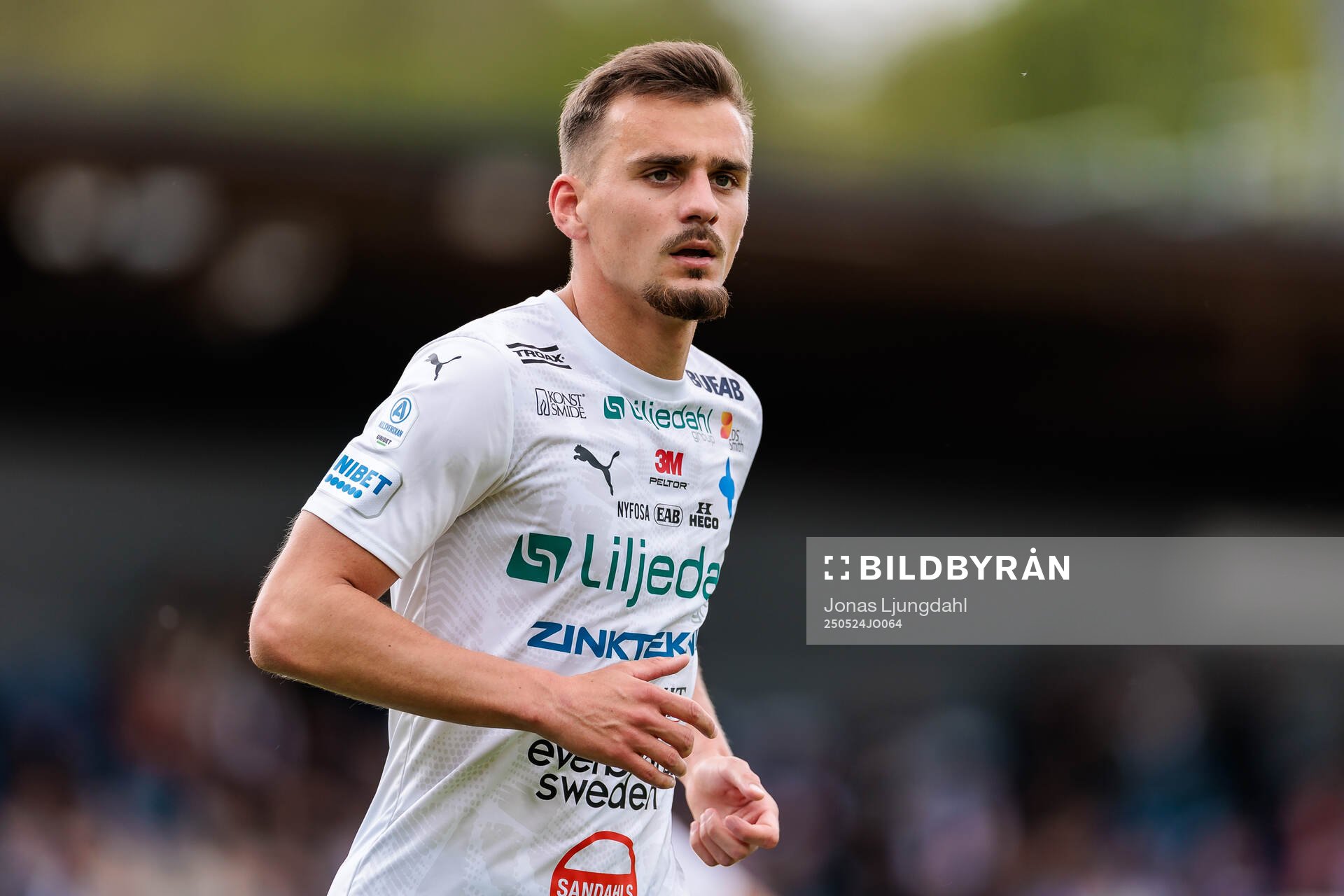 Värnamos Ajdin Zeljkovic under fotbollsmatchen i Allsvenskan mellan Värnamo och Öster den 24 maj 2025 i Värnamo. 