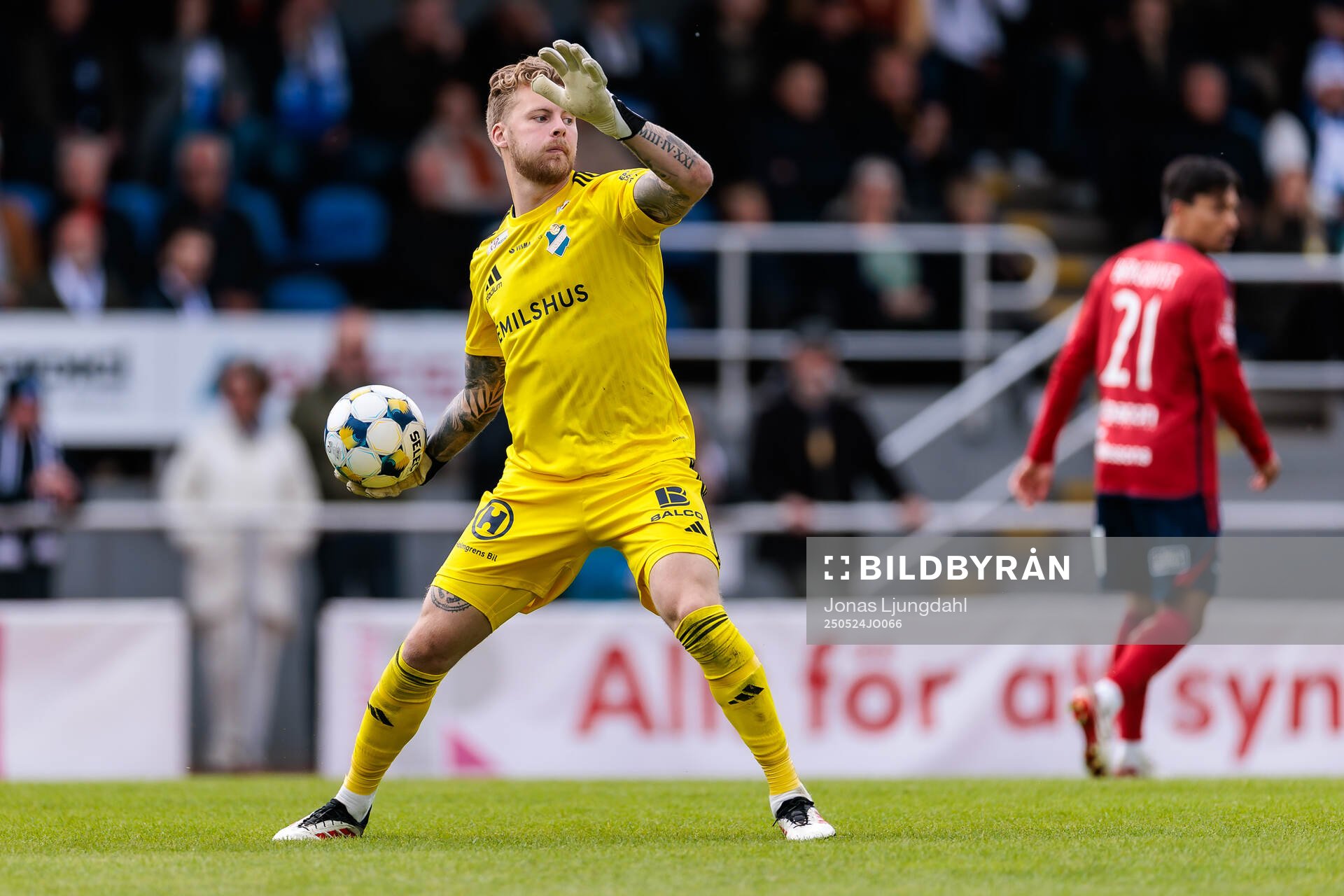 Östers målvakt Robin Wallinder under fotbollsmatchen i Allsvenskan mellan Värnamo och Öster den 24 maj 2025 i Värnamo. 