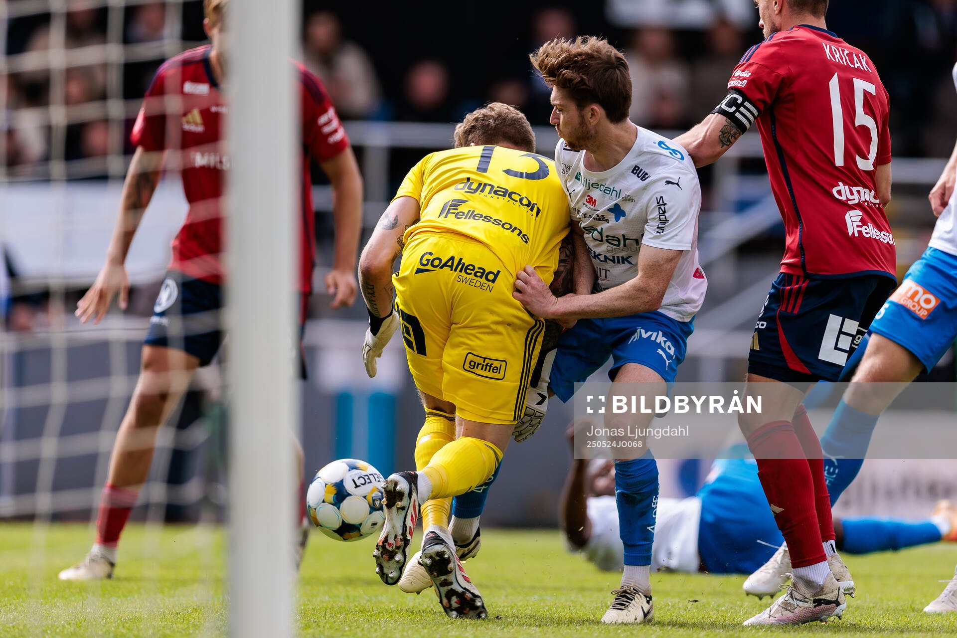 Östers målvakt Robin Wallinder och Värnamos Carl Johansson under fotbollsmatchen i Allsvenskan mellan Värnamo och Öster den 24 maj 2025 i Värnamo.