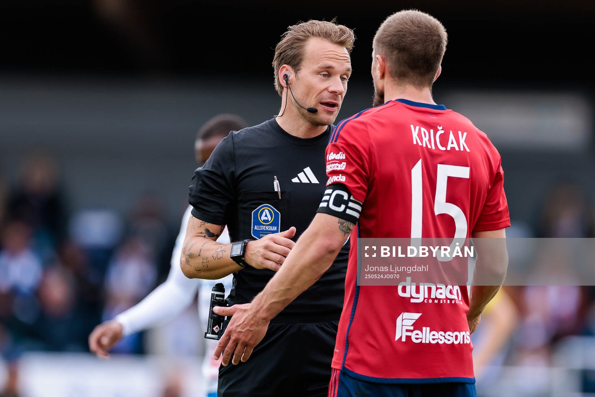 Domare Kristoffer Karlsson pratar med Östers Ivan Kricak under fotbollsmatchen i Allsvenskan mellan Värnamo och Öster den 24 maj 2025 i Värnamo.