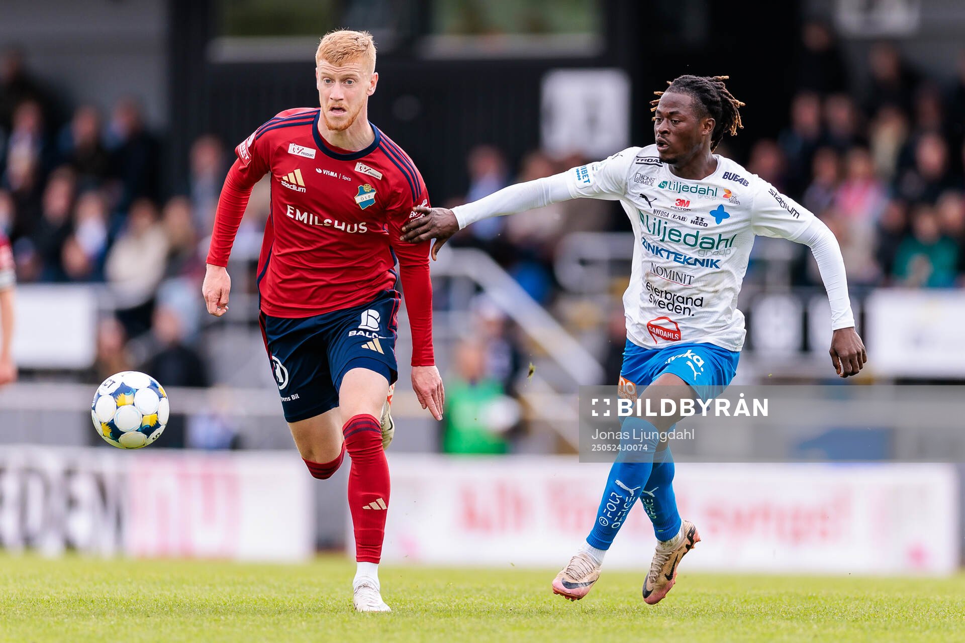Östers Daniel Ask Värnamos Frank Junior Agyei under fotbollsmatchen i Allsvenskan mellan Värnamo och Öster den 24 maj 2025 i Värnamo. 
