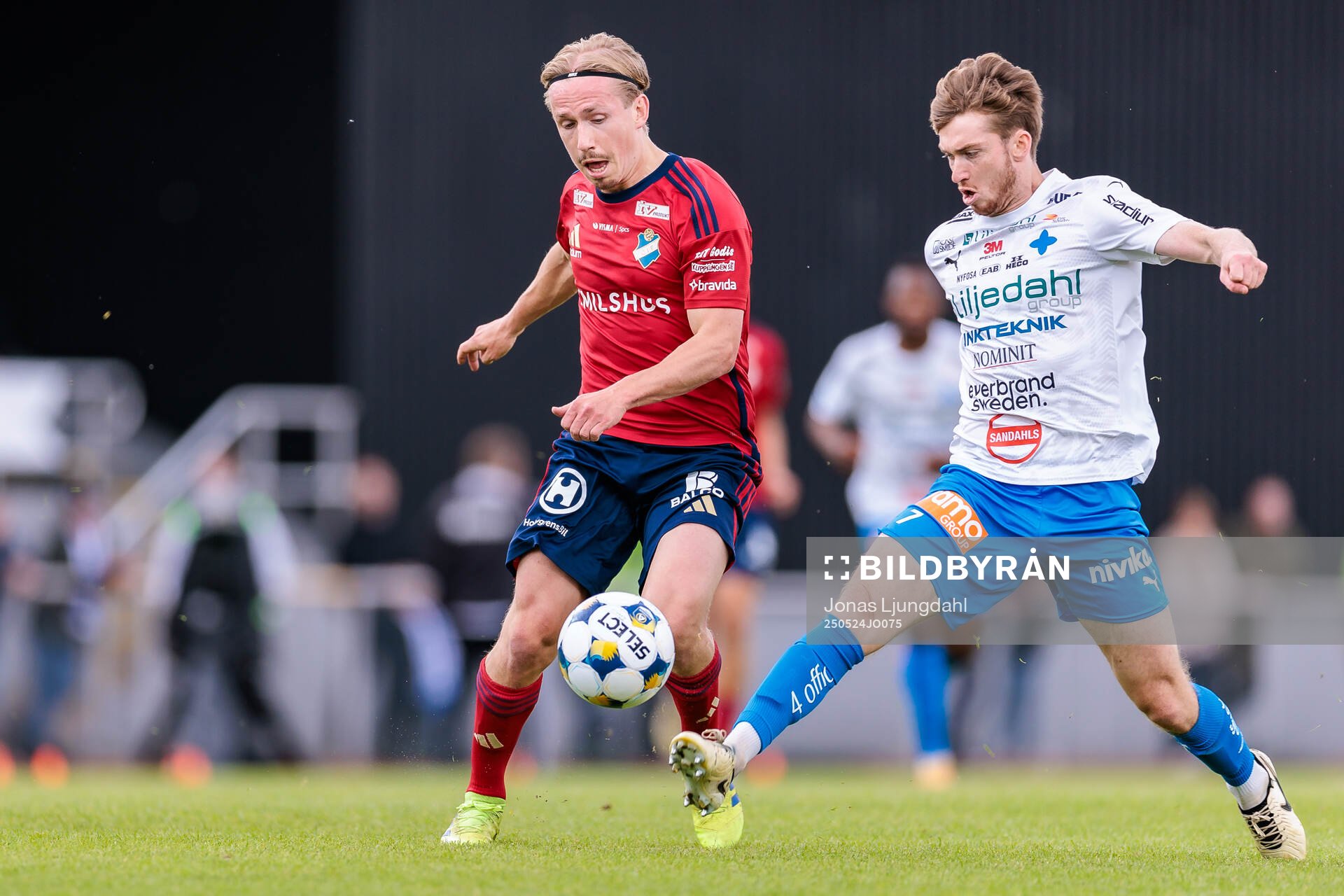 Östers David Seger och Värnamos Carl Johansson under fotbollsmatchen i Allsvenskan mellan Värnamo och Öster den 24 maj 2025 i Värnamo. 