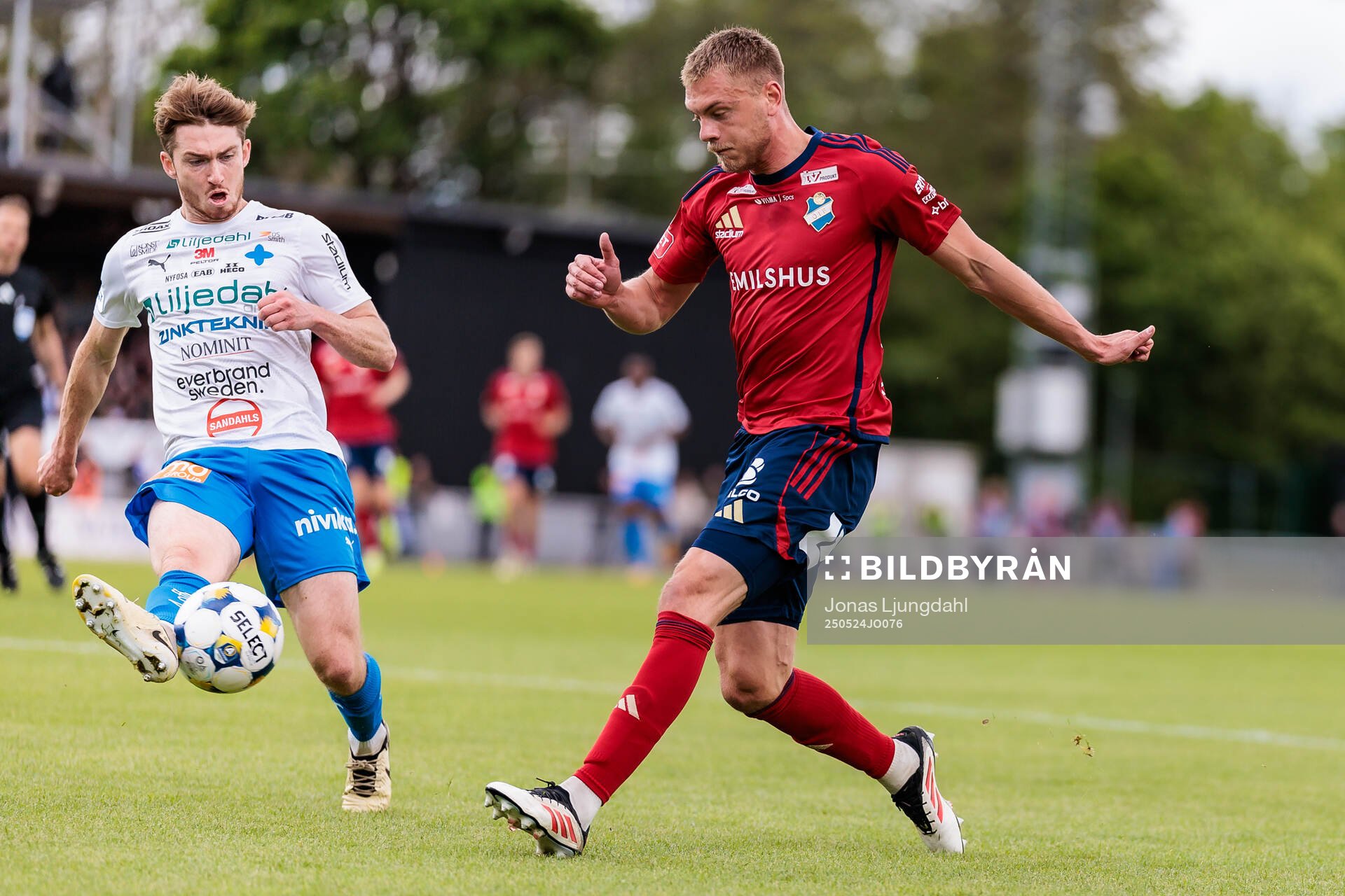 Värnamos Carl Johansson och Östers Dennis Olsson under fotbollsmatchen i Allsvenskan mellan Värnamo och Öster den 24 maj 2025 i Värnamo. 