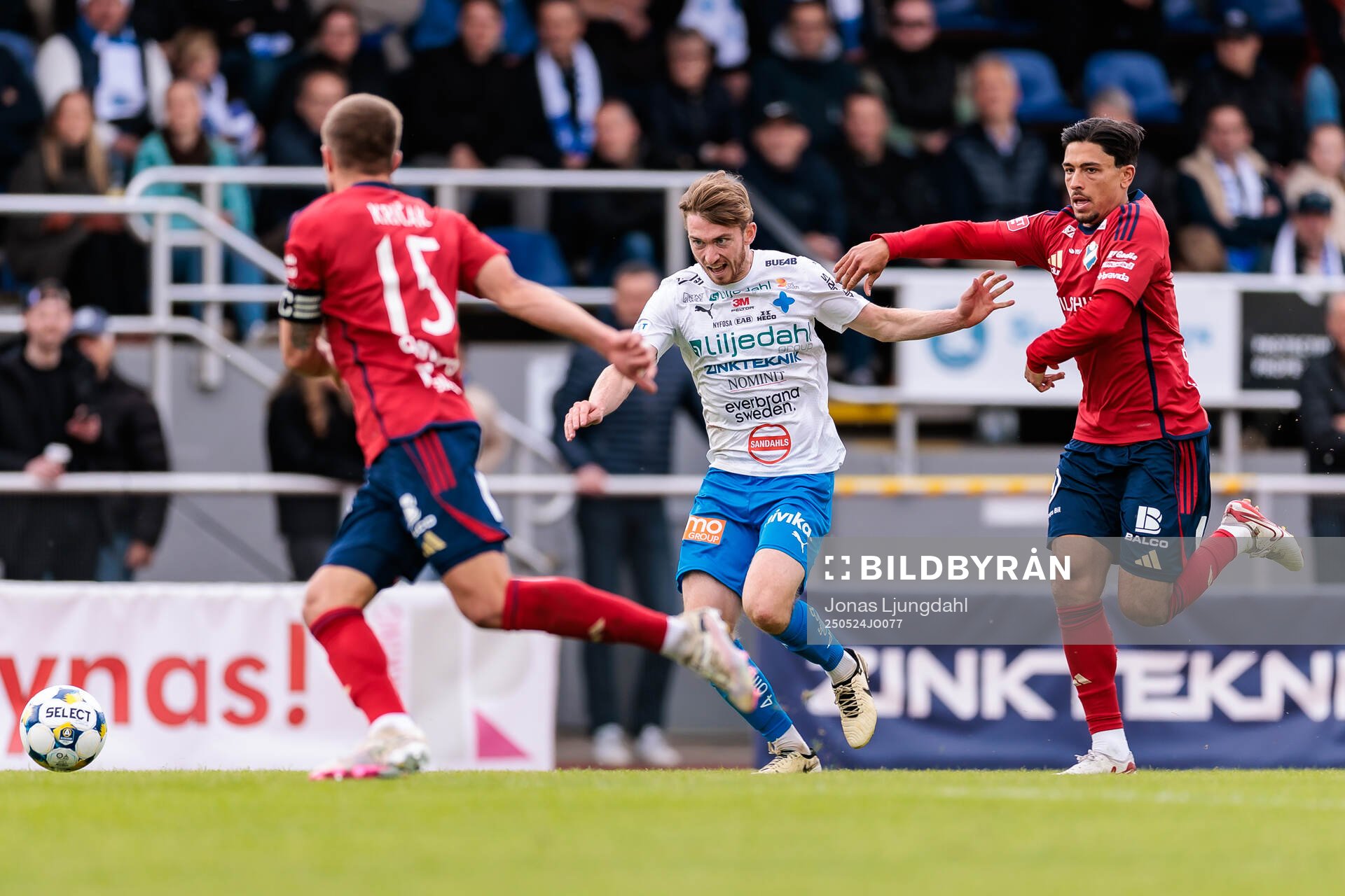 Värnamos Carl Johansson och Östers Lukas Bergquist under fotbollsmatchen i Allsvenskan mellan Värnamo och Öster den 24 maj 2025 i Värnamo. 