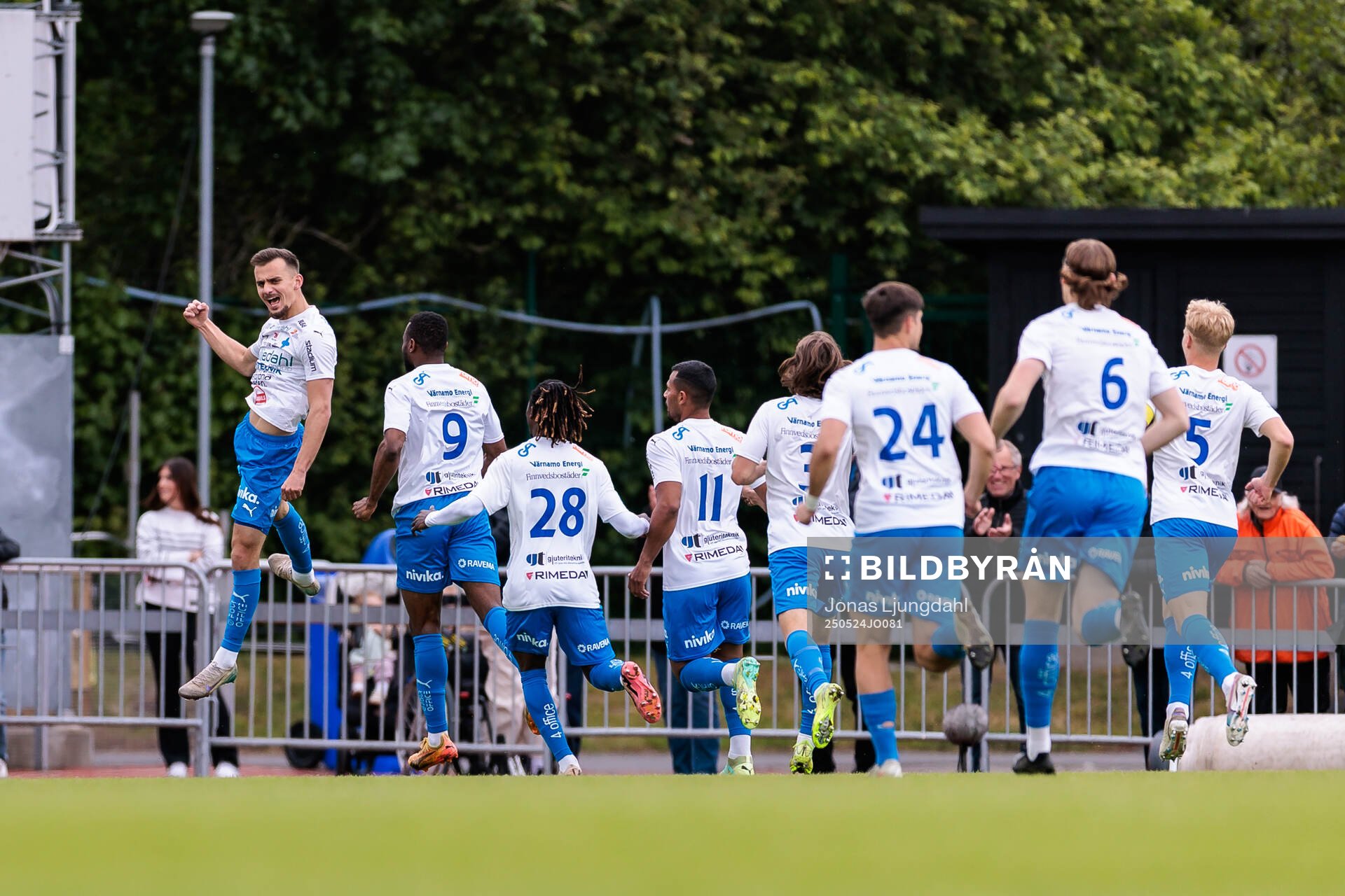 Värnamos Ajdin Zeljkovic jublar efter 1-0 under fotbollsmatchen i Allsvenskan mellan Värnamo och Öster den 24 maj 2025 i Värnamo. 