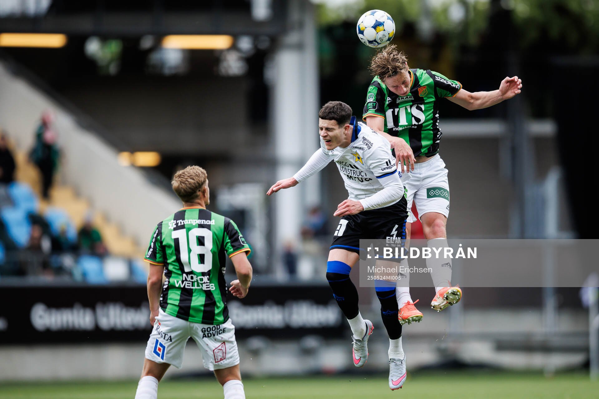 Sirius Robbie Ure och GAIS Robin Frej under fotbollsmatchen i Allsvenskan mellan GAIS och Sirius den 24 maj 2025 i Göteborg. 