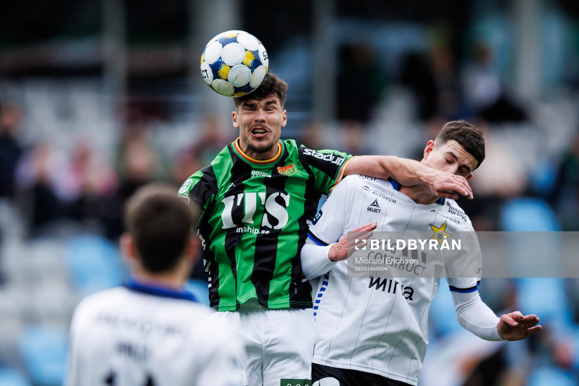 GAIS William Milovanovic och Sirius Robbie Ure under fotbollsmatchen i Allsvenskan mellan GAIS och Sirius den 24 maj 2025 i Göteborg. 