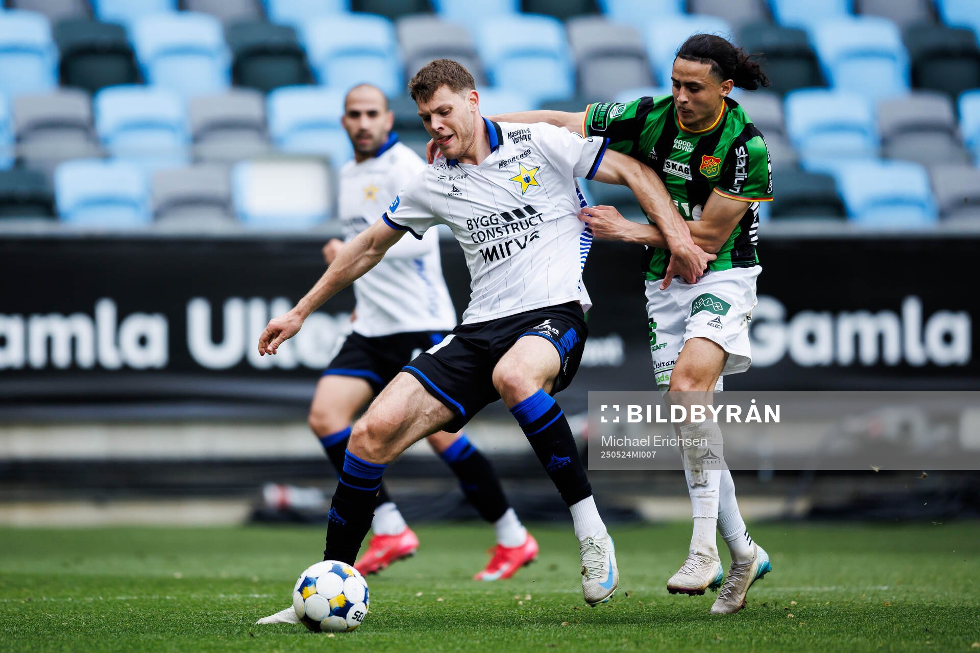 Sirius Tobias Anker och GAIS Amin Boudri under fotbollsmatchen i Allsvenskan mellan GAIS och Sirius den 24 maj 2025 i Göteborg. 