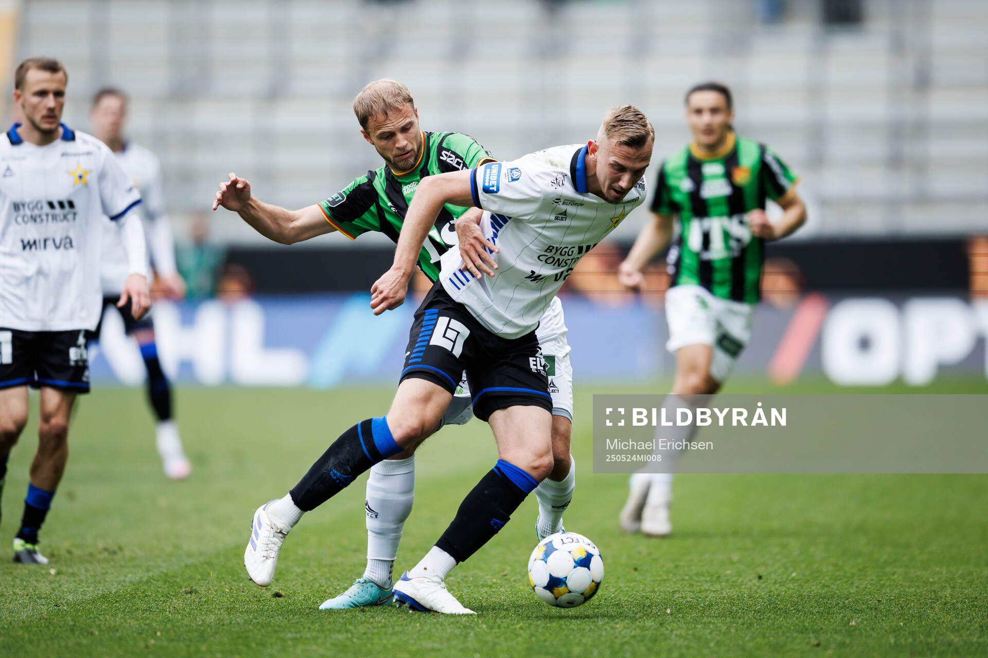 GAIS Gustav Lundgren och Sirius Jakob Voelkerling Persson under fotbollsmatchen i Allsvenskan mellan GAIS och Sirius den 24 maj 2025 i Göteborg.