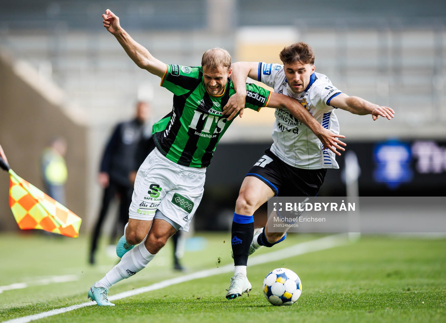 GAIS Gustav Lundgren och Sirius Bogdan Milovanov under fotbollsmatchen i Allsvenskan mellan GAIS och Sirius den 24 maj 2025 i Göteborg. 