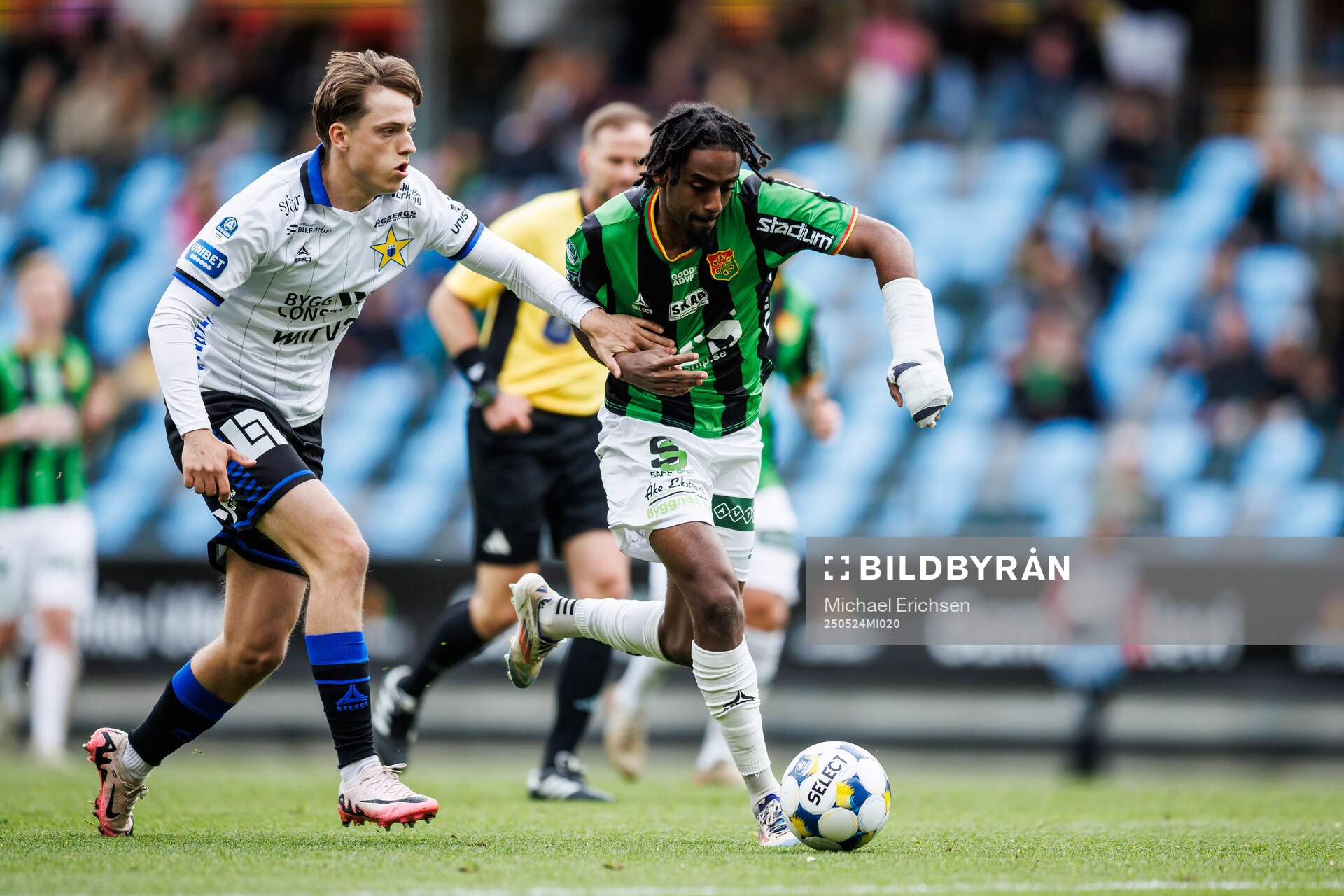 GAIS Harun Ibrahim och Sirius Adam Vikman under fotbollsmatchen i Allsvenskan mellan GAIS och Sirius den 24 maj 2025 i Göteborg. 