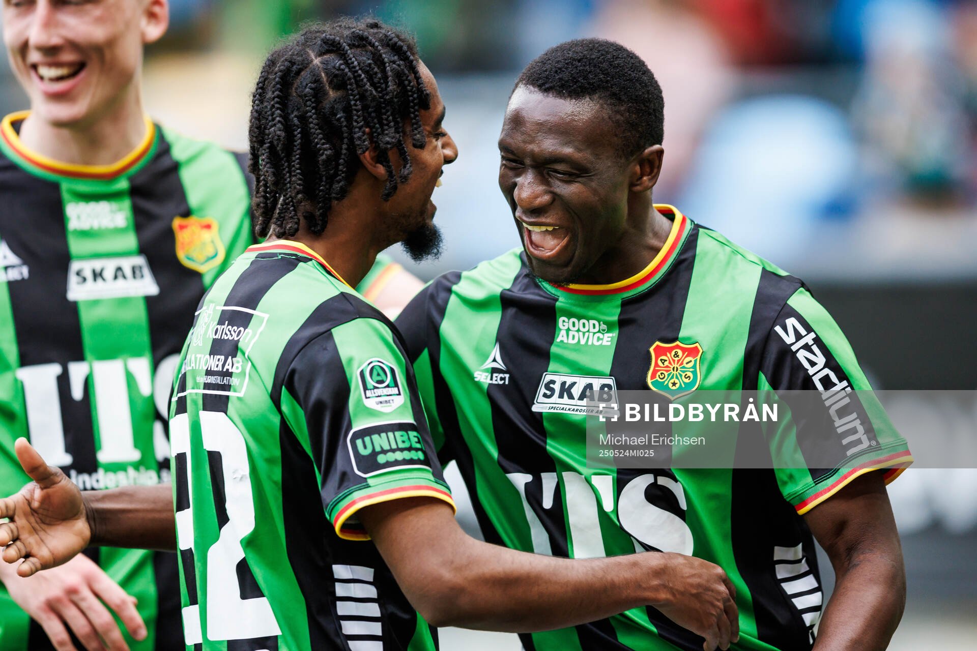GAIS Ibrahim Diabate jublar med Harun Ibrahim efter 2-1 under fotbollsmatchen i Allsvenskan mellan GAIS och Sirius den 24 maj 2025 i Göteborg.