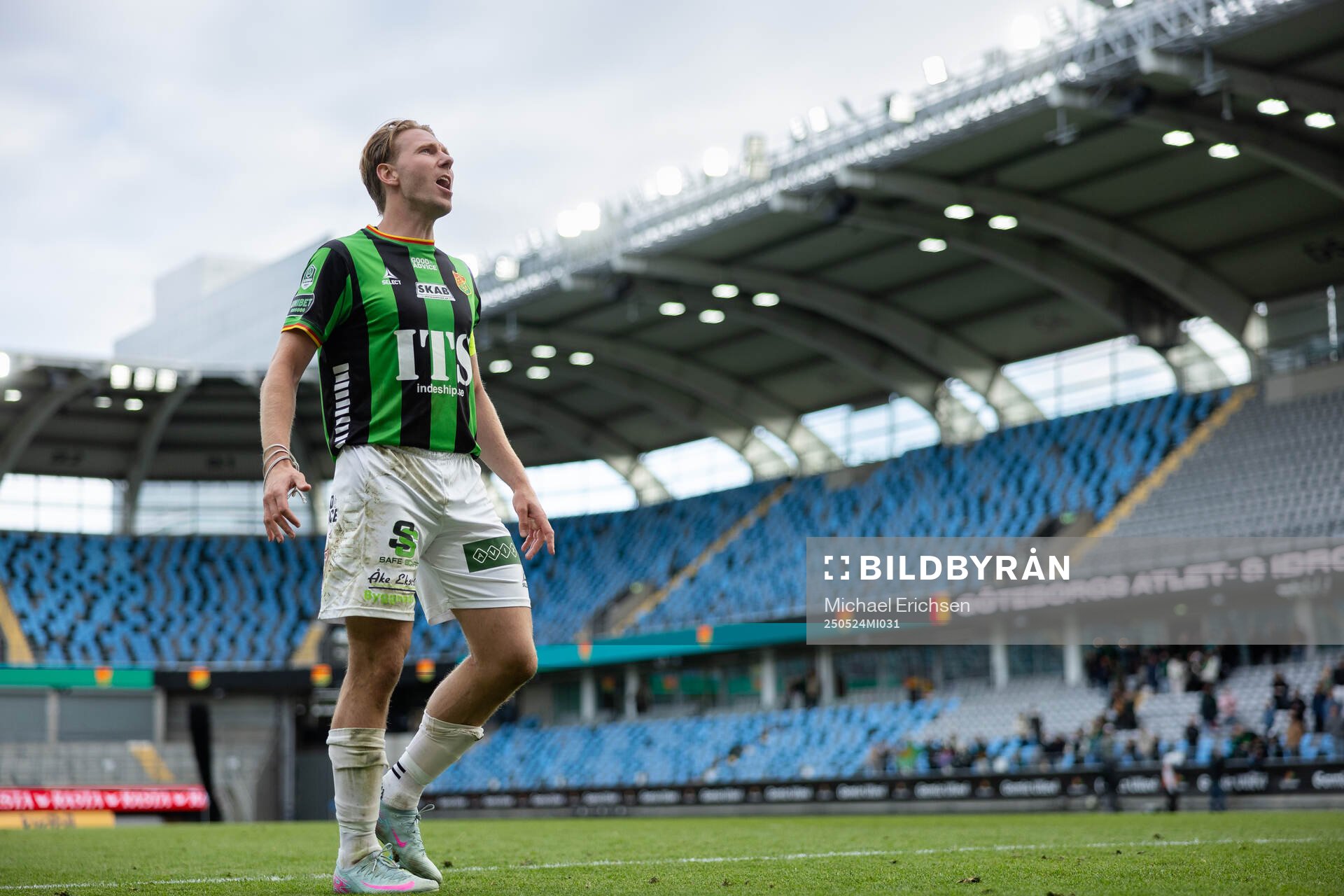 GAIS August Wängberg håller i segersång framför klacken efter fotbollsmatchen i Allsvenskan mellan GAIS och Sirius den 24 maj 2025 i Göteborg.