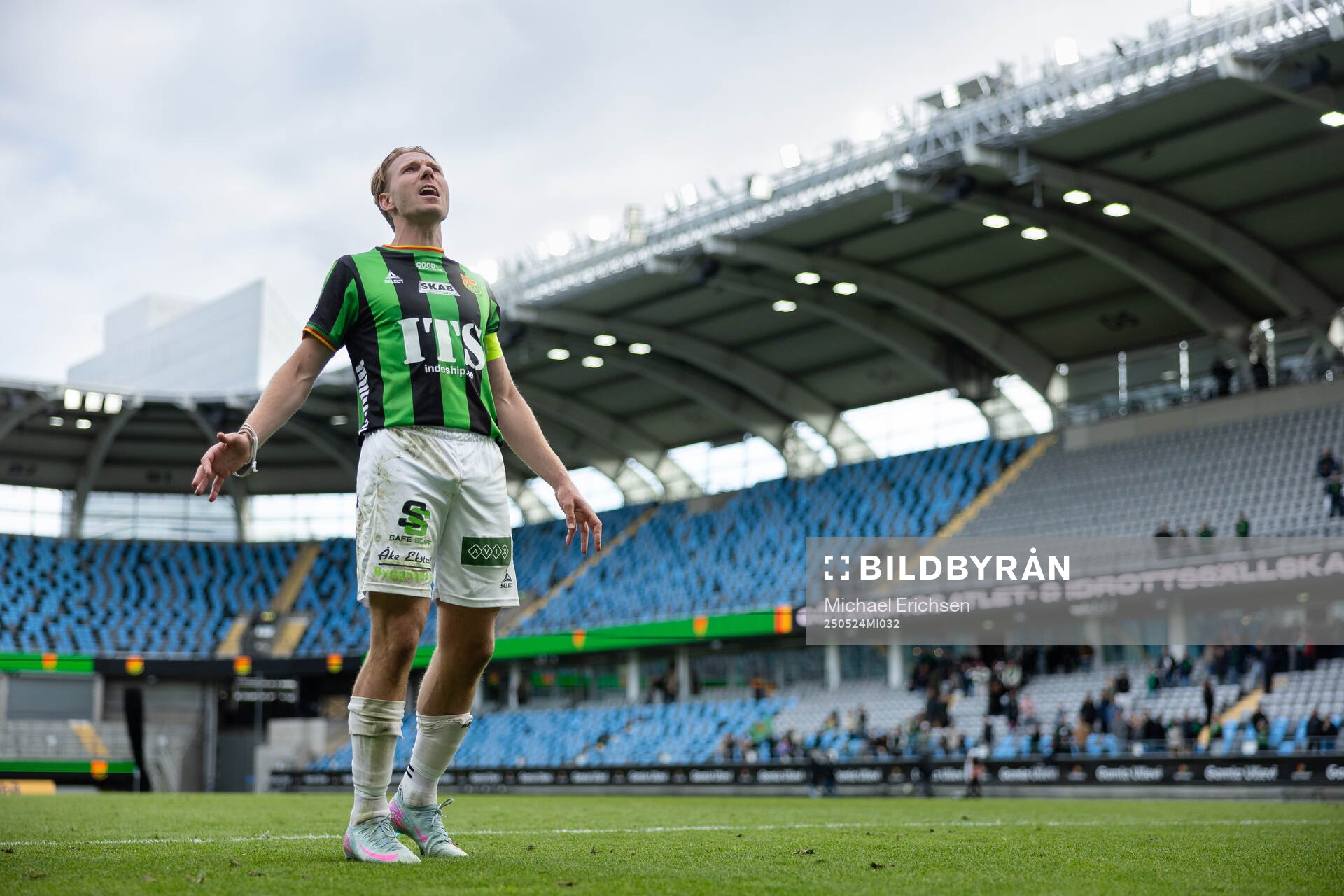 GAIS August Wängberg håller i segersång framför klacken efter fotbollsmatchen i Allsvenskan mellan GAIS och Sirius den 24 maj 2025 i Göteborg.