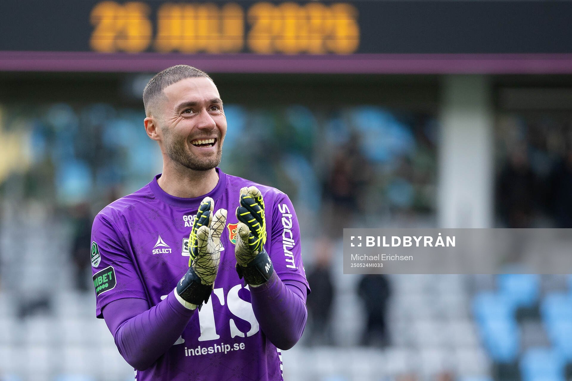 GAIS målvakt Mergim Krasniqi jublar och tackar publiken efter fotbollsmatchen i Allsvenskan mellan GAIS och Sirius den 24 maj 2025 i Göteborg.