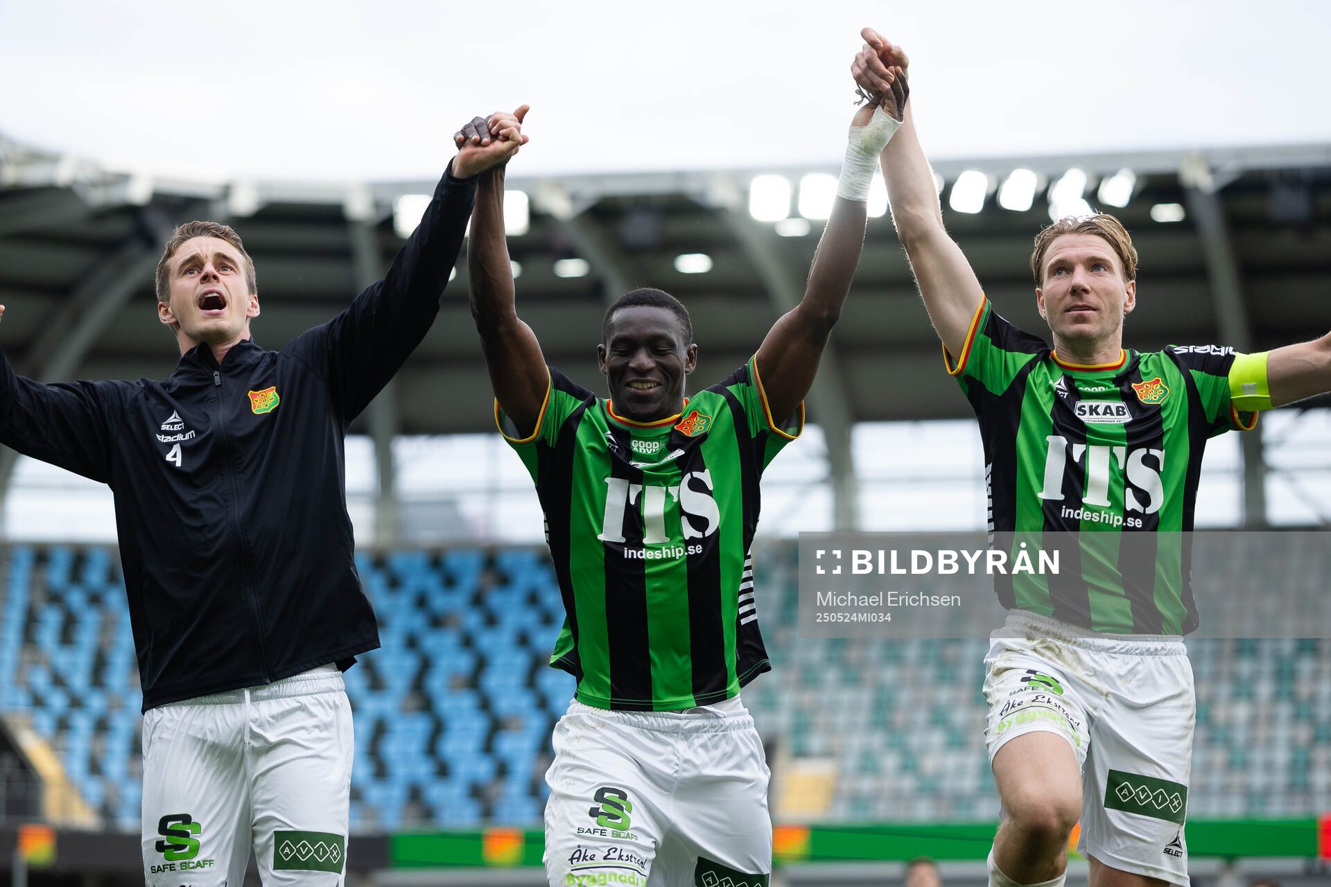 GAIS Oskar Ågren, Ibrahim Diabate och August Wängberg tackar publiken efter fotbollsmatchen i Allsvenskan mellan GAIS och Sirius den 24 maj 2025 i Göteborg.