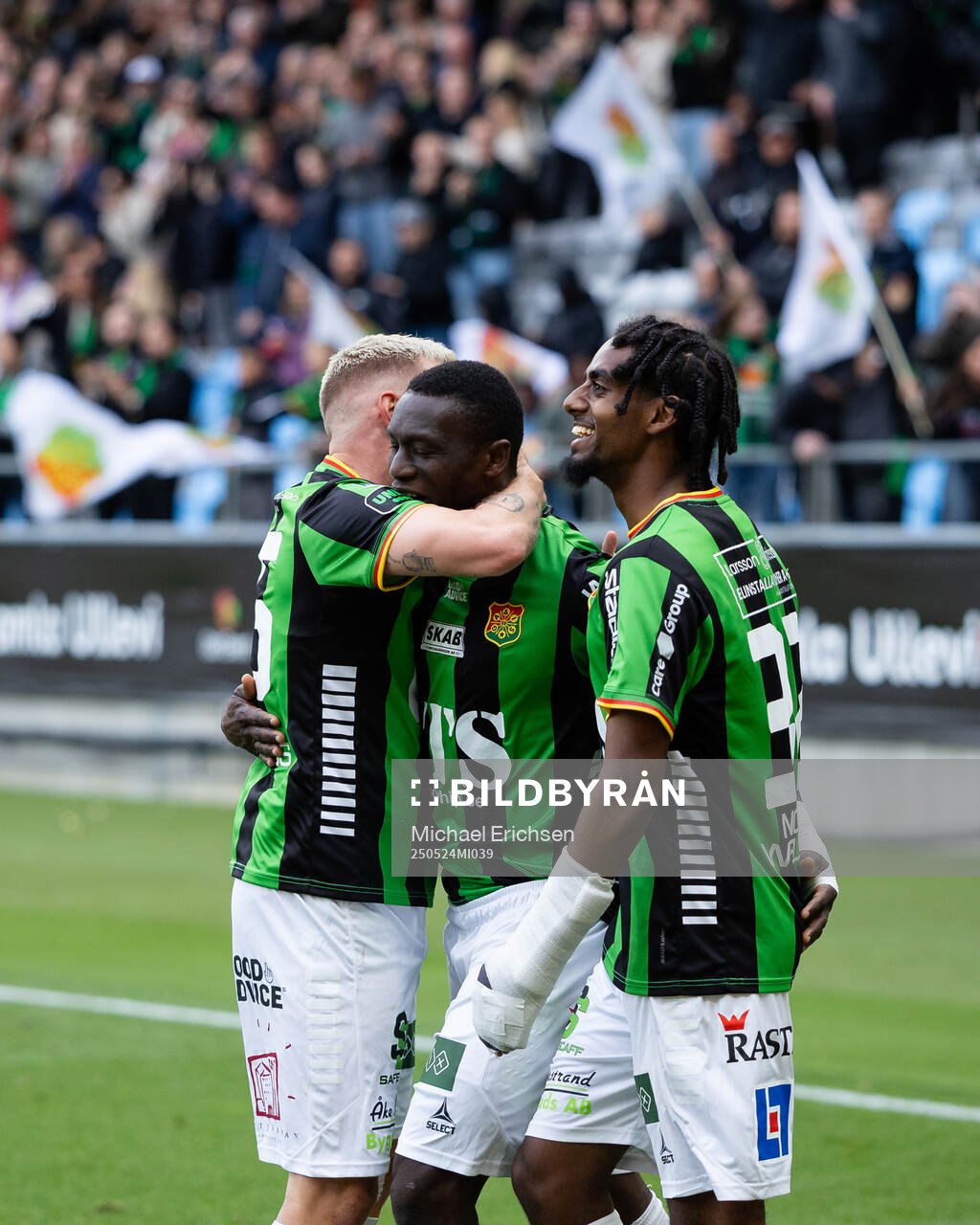 GAIS Ibrahim Diabate jublar ihop med Jonas Lindberg och Harun Ibrahim efter 2-1 under fotbollsmatchen i Allsvenskan mellan GAIS och Sirius den 24 maj 2025 i Göteborg.