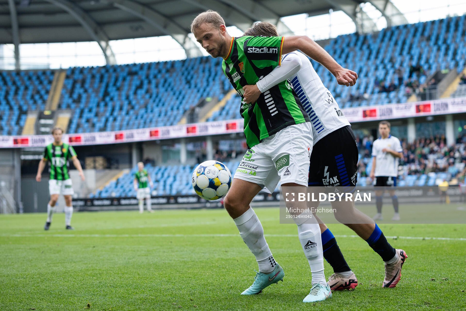 GAIS Gustav Lundgren och Sirius Adam Vikman under fotbollsmatchen i Allsvenskan mellan GAIS och Sirius den 24 maj 2025 i Göteborg. 