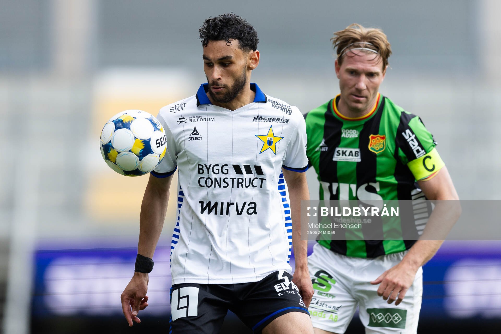 Sirius Joakim Persson och GAIS August Wängberg under fotbollsmatchen i Allsvenskan mellan GAIS och Sirius den 24 maj 2025 i Göteborg. 