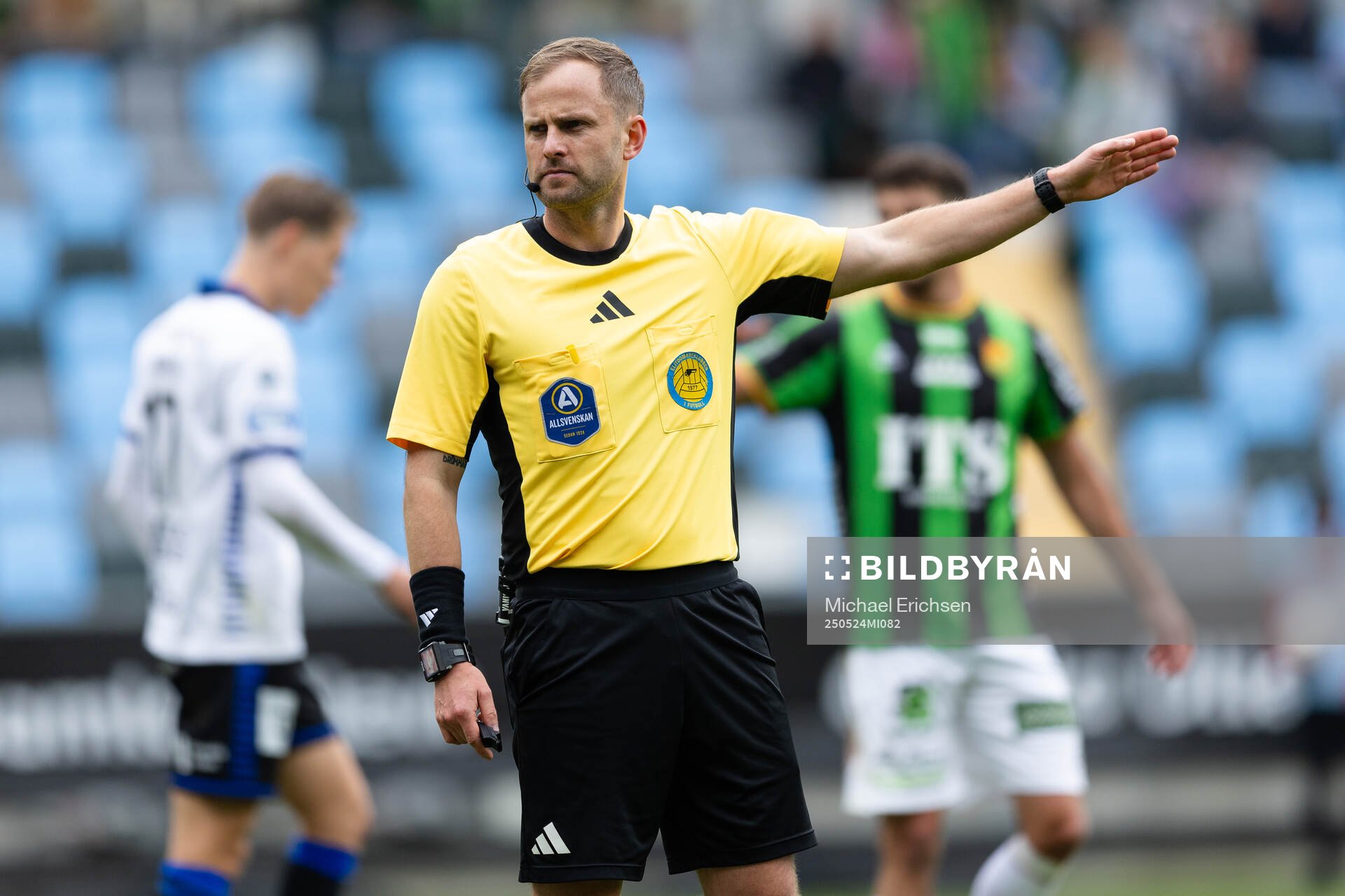 Domare Richard Sundell under fotbollsmatchen i Allsvenskan mellan GAIS och Sirius den 24 maj 2025 i Göteborg. 