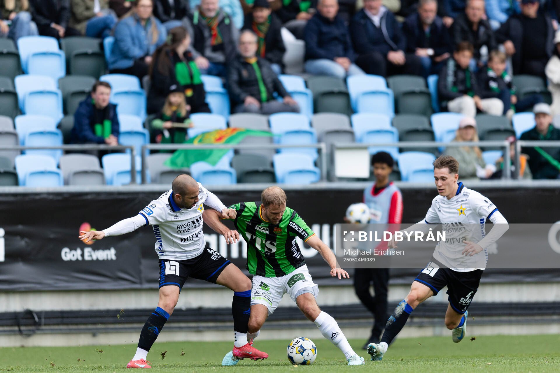 Sirius Saba Mamatsashvili och GAIS Gustav Lundgren under fotbollsmatchen i Allsvenskan mellan GAIS och Sirius den 24 maj 2025 i Göteborg. 