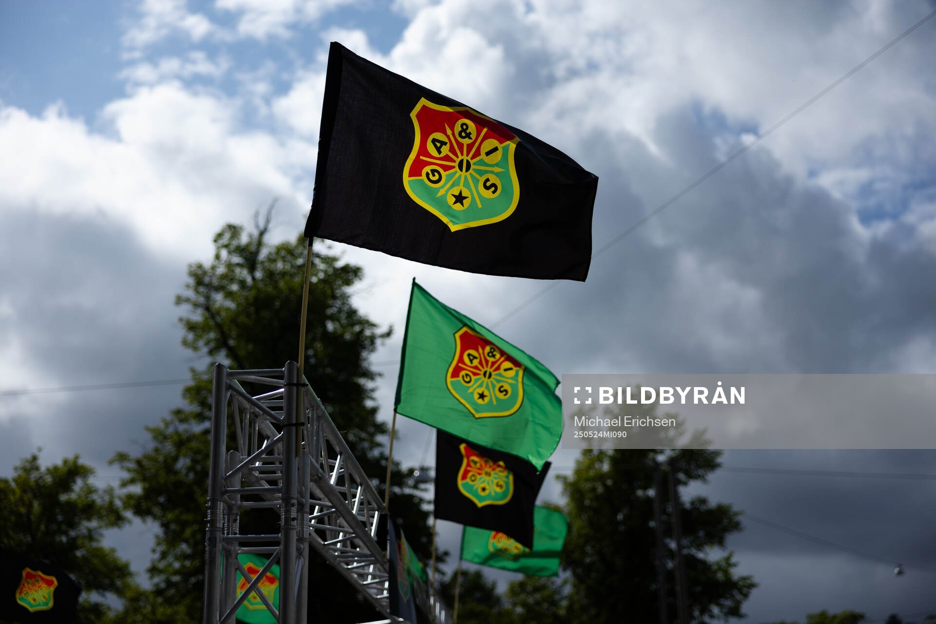 GAIS flaggor utanför Gamla Ullevi inför fotbollsmatchen i Allsvenskan mellan GAIS och Sirius den 24 maj 2025 i Göteborg. 