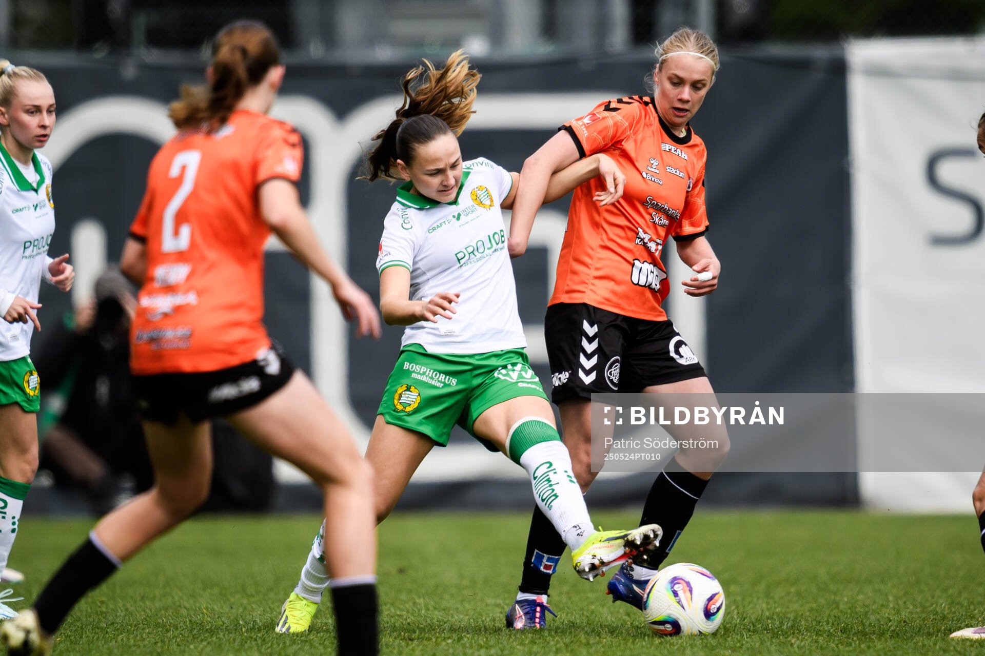 Hammarbys Vilde Hasund och Kristianstads Katla Tryggvadottir under fotbollsmatchen i Damallsvenskan mellan Kristianstad och Hammarby den 24 maj 2025 i Kristianstad.