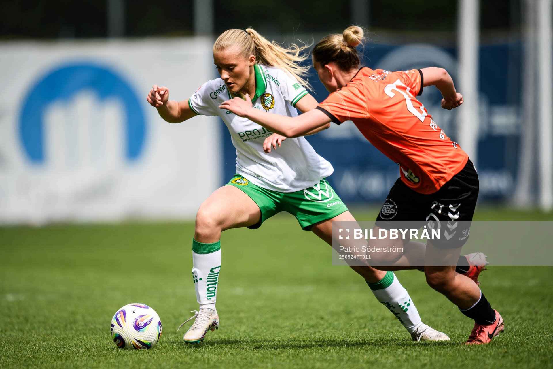 Hammarbys Smilla Holmberg och Kristianstads Viktoria Persson under fotbollsmatchen i Damallsvenskan mellan Kristianstad och Hammarby den 24 maj 2025 i Kristianstad.