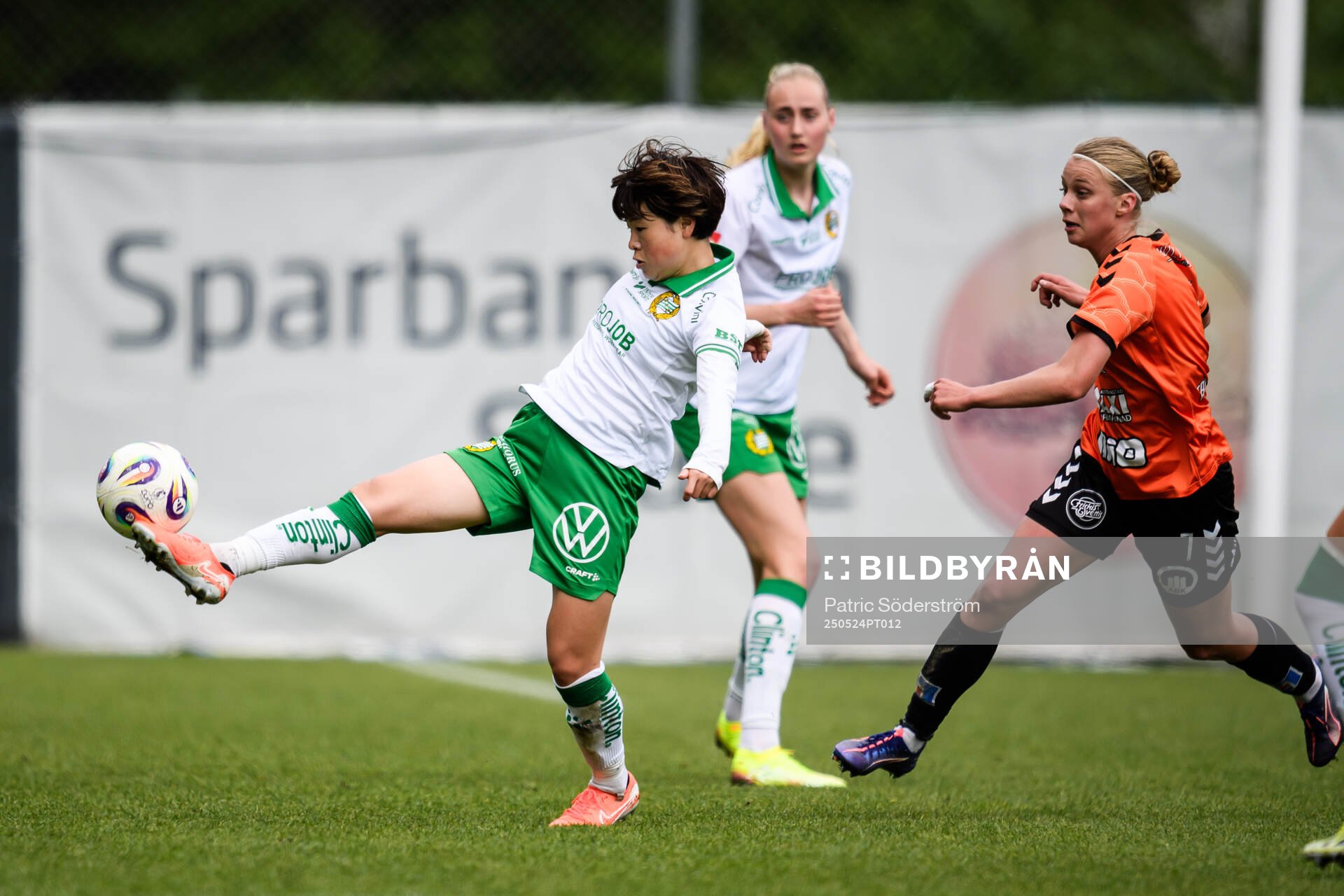 Hammarbys Asato Miyagawa och Kristianstads Katla Tryggvadottir under fotbollsmatchen i Damallsvenskan mellan Kristianstad och Hammarby den 24 maj 2025 i Kristianstad.